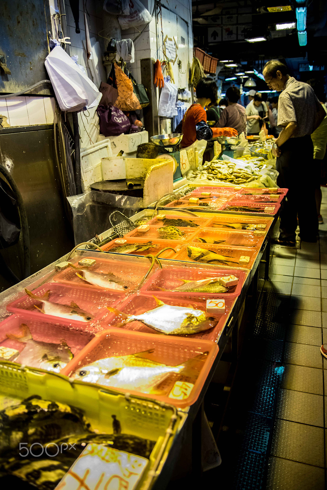 Sony a7R + Sigma ZOOM-alpha 35-135mm F3.5-4.5 sample photo. Yeung uk rd fish market, hong kong photography