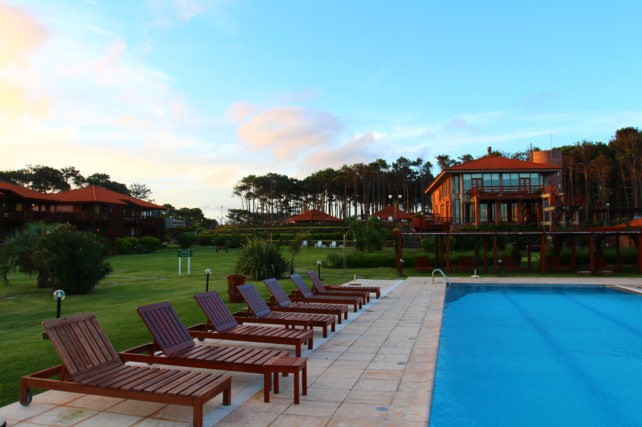 Canon EOS 650D (EOS Rebel T4i / EOS Kiss X6i) + Canon EF 17-40mm F4L USM sample photo. Na piscina do il belvedere em punta del este photography