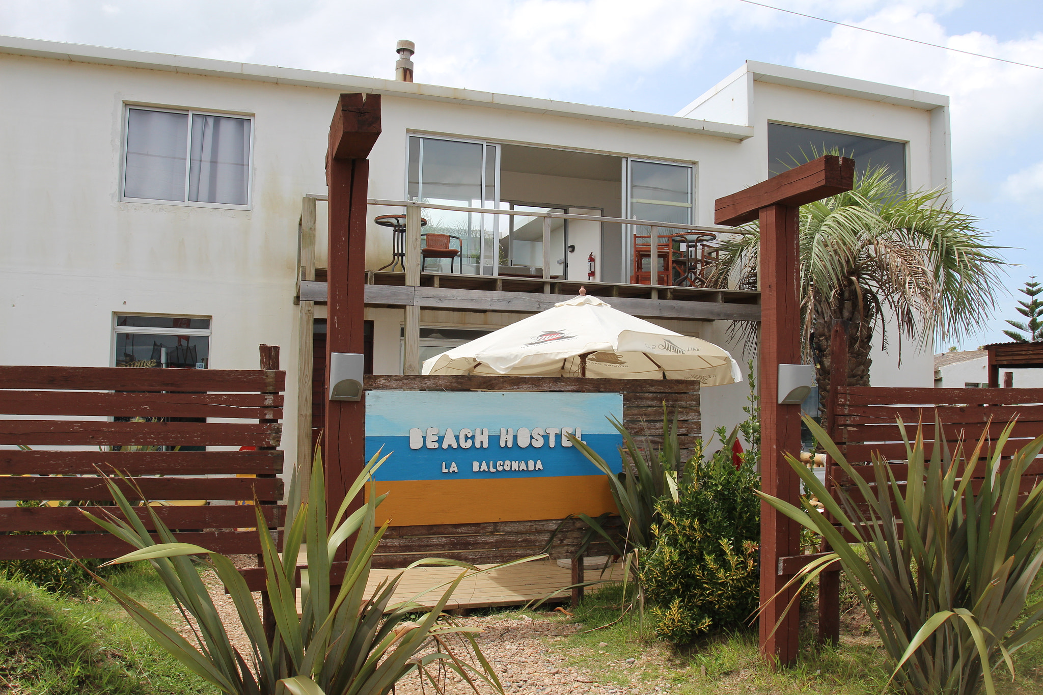 Canon EOS 650D (EOS Rebel T4i / EOS Kiss X6i) + Canon EF 17-40mm F4L USM sample photo. Beach hostel - la paloma photography