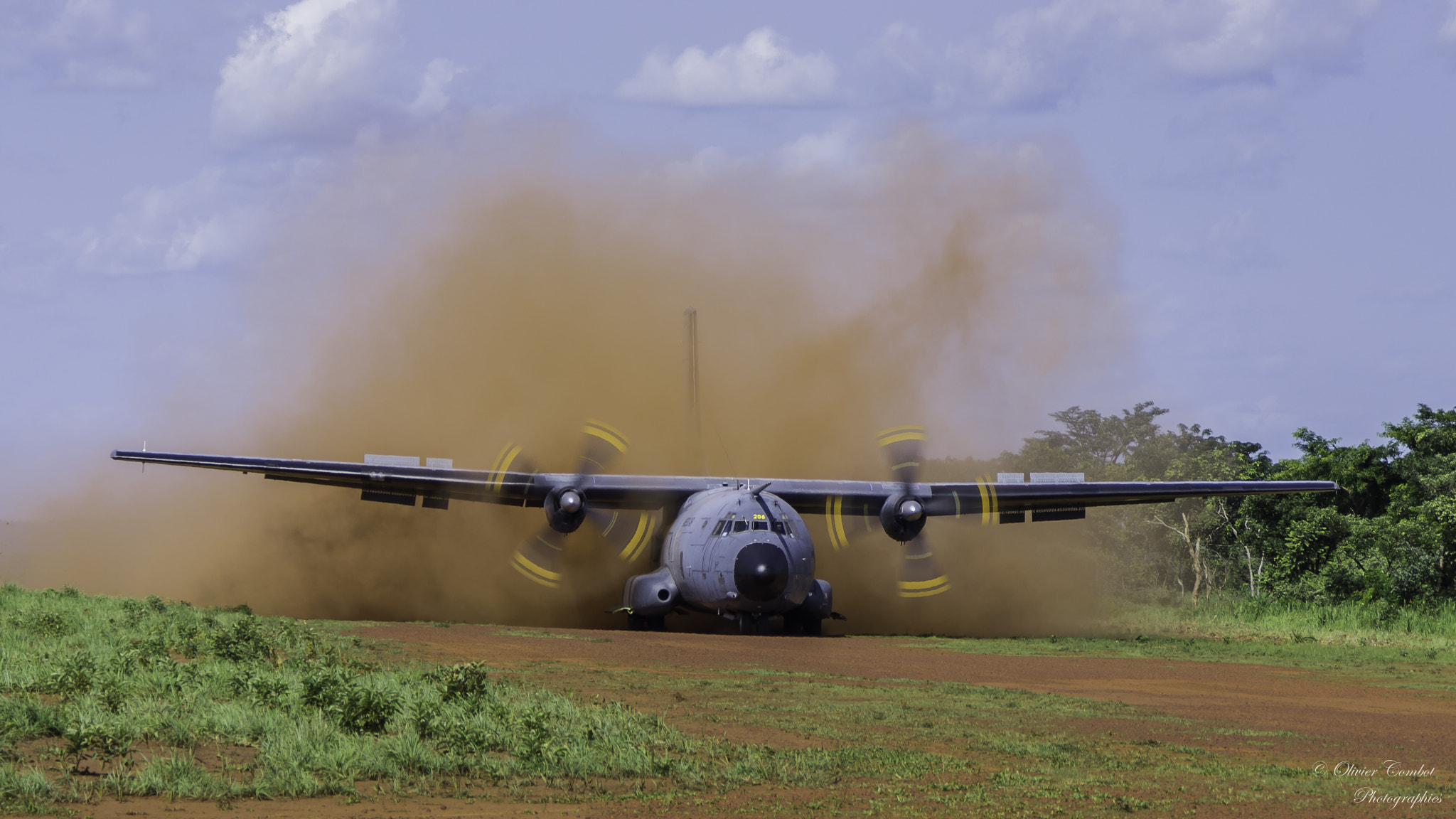 Pentax K-5 sample photo. C-160 dust landing photography