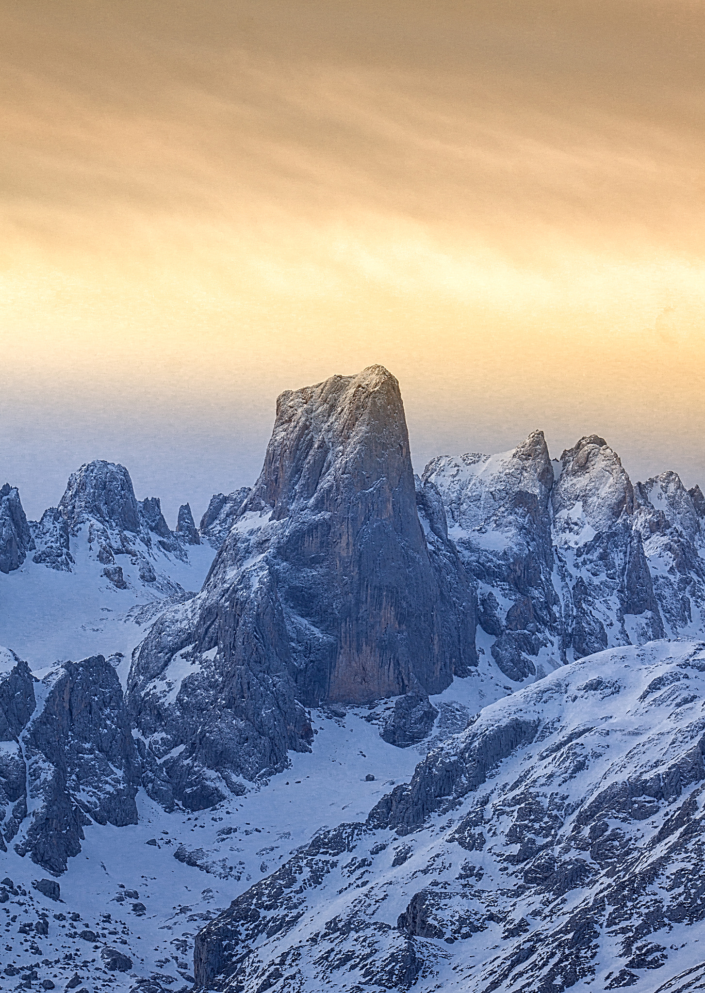 Sony Alpha DSLR-A580 + Tamron SP 150-600mm F5-6.3 Di VC USD sample photo. Urriellu (naranjo de bulnes) photography