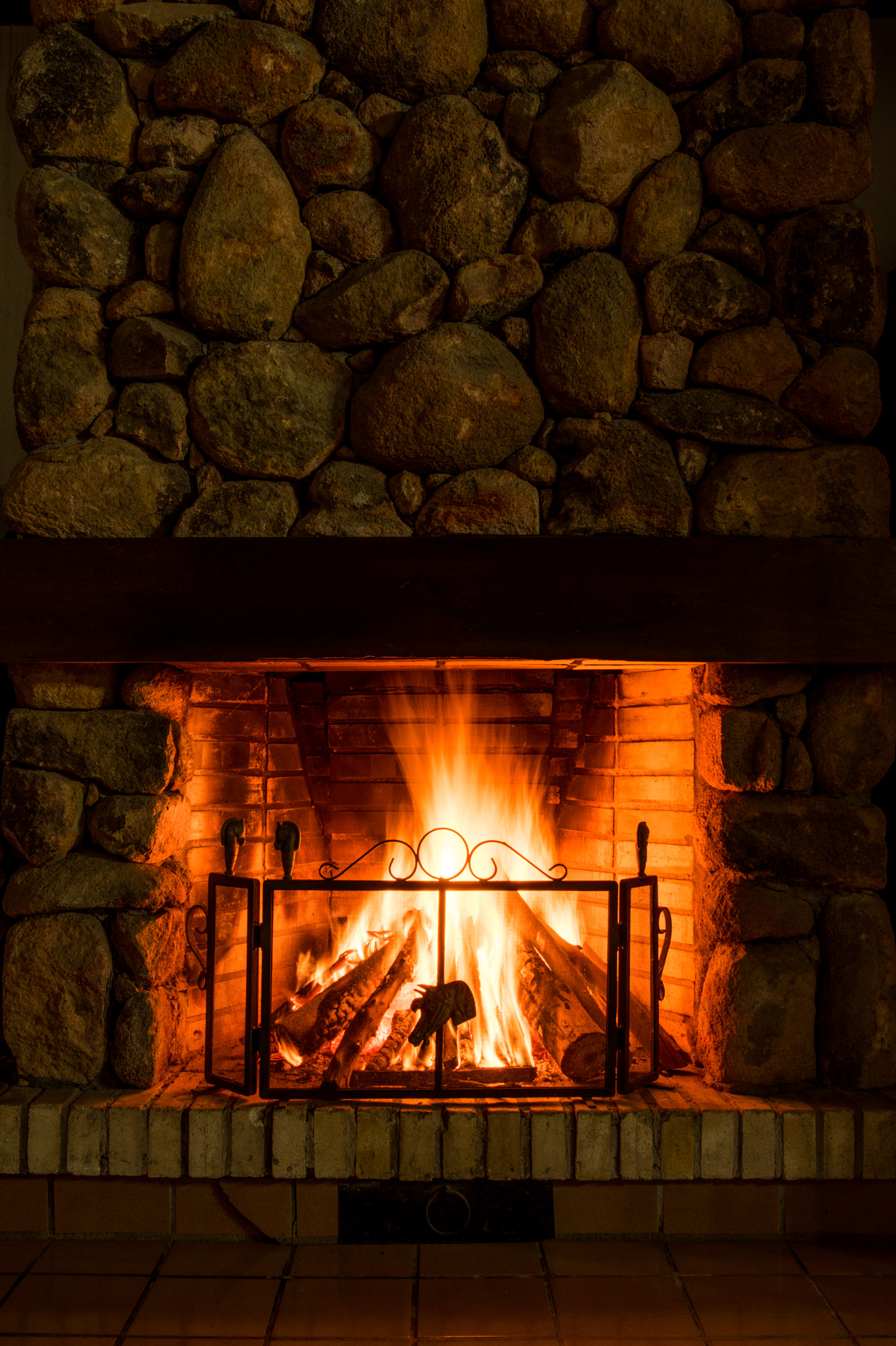 Nikon D5500 + Nikon AF-S Nikkor 20mm F1.8G ED sample photo. Fireplace photography