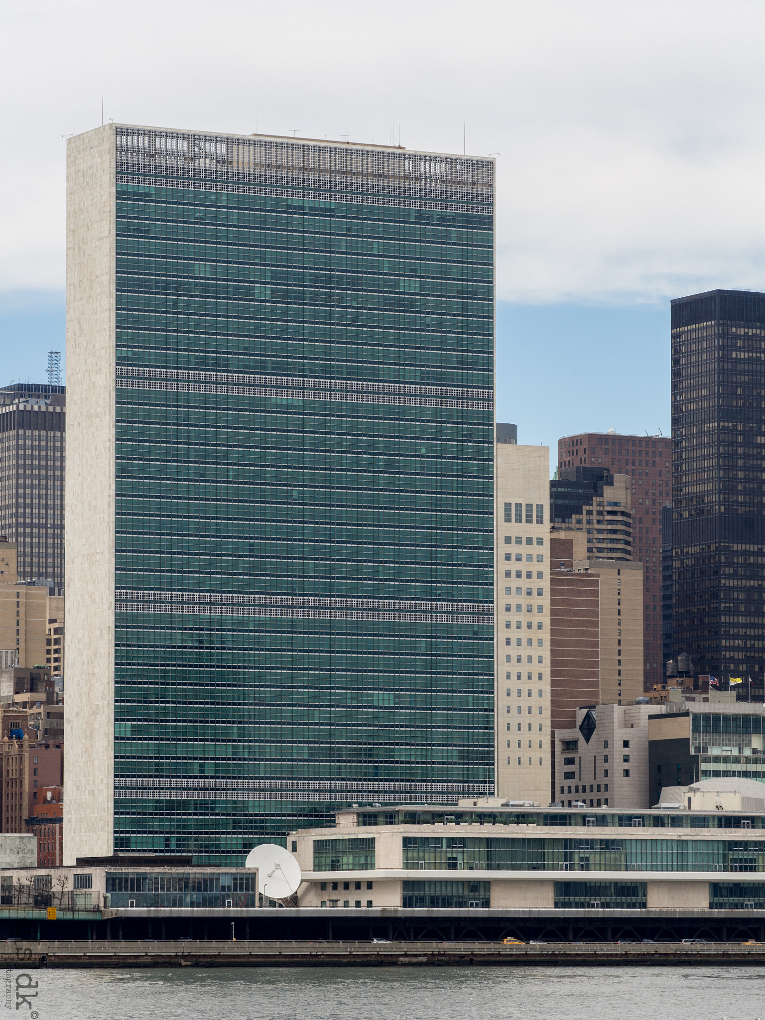 Olympus OM-D E-M5 + Olympus M.Zuiko Digital ED 75mm F1.8 sample photo. Nyc from the river - united nations photography