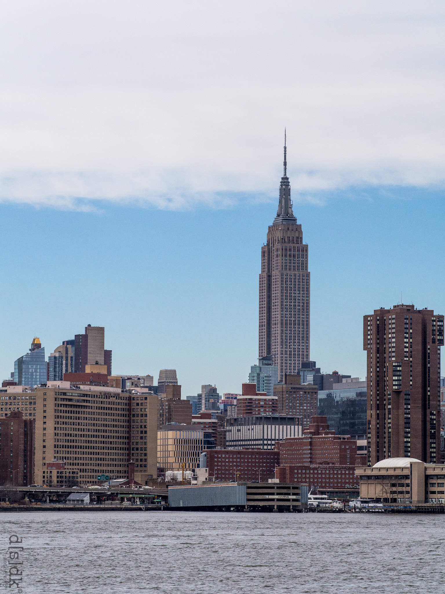 Olympus OM-D E-M5 + Olympus M.Zuiko Digital ED 75mm F1.8 sample photo. Nyc from the river - empire photography