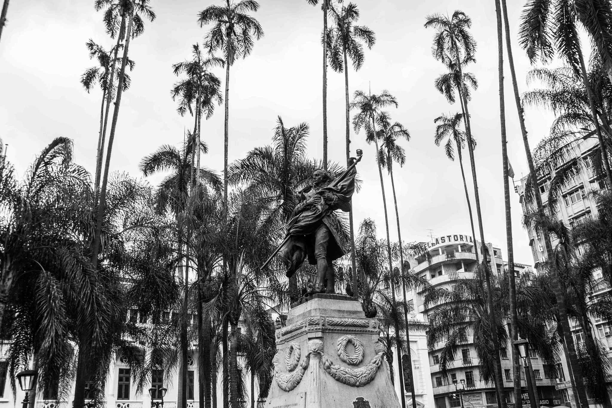 Canon EOS 1100D (EOS Rebel T3 / EOS Kiss X50) sample photo. Plaza de caycedo photography