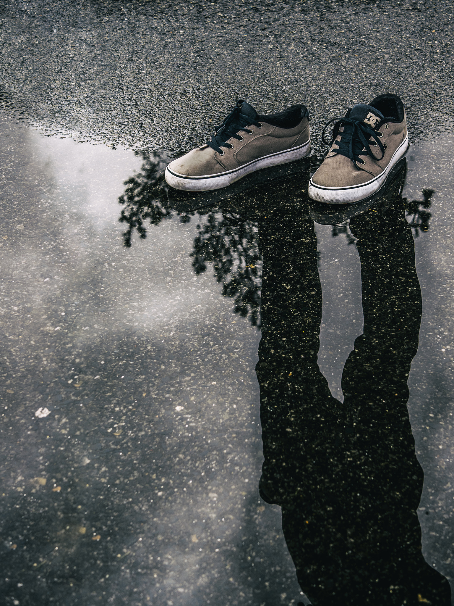 Panasonic Lumix DMC-G7 + LUMIX G 25/F1.7 sample photo. Shoes illusion photography