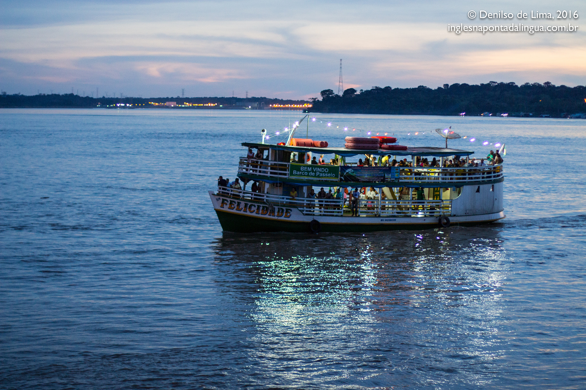Canon EOS 700D (EOS Rebel T5i / EOS Kiss X7i) + Canon EF 50mm F1.4 USM sample photo. Happiness on a boat photography