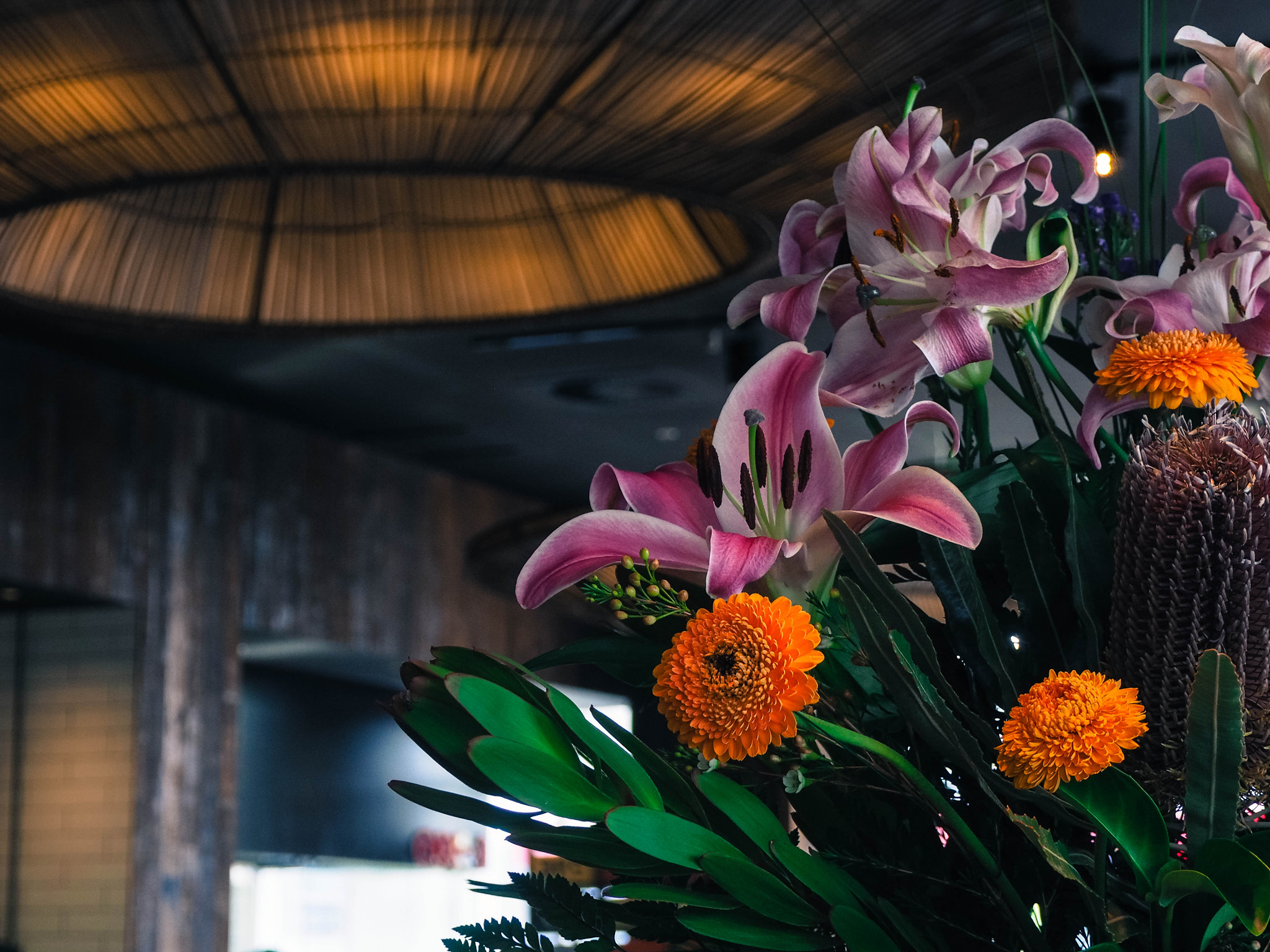 Olympus OM-D E-M10 + OLYMPUS M.12-50mm F3.5-6.3 sample photo. Flowers in restaurant photography