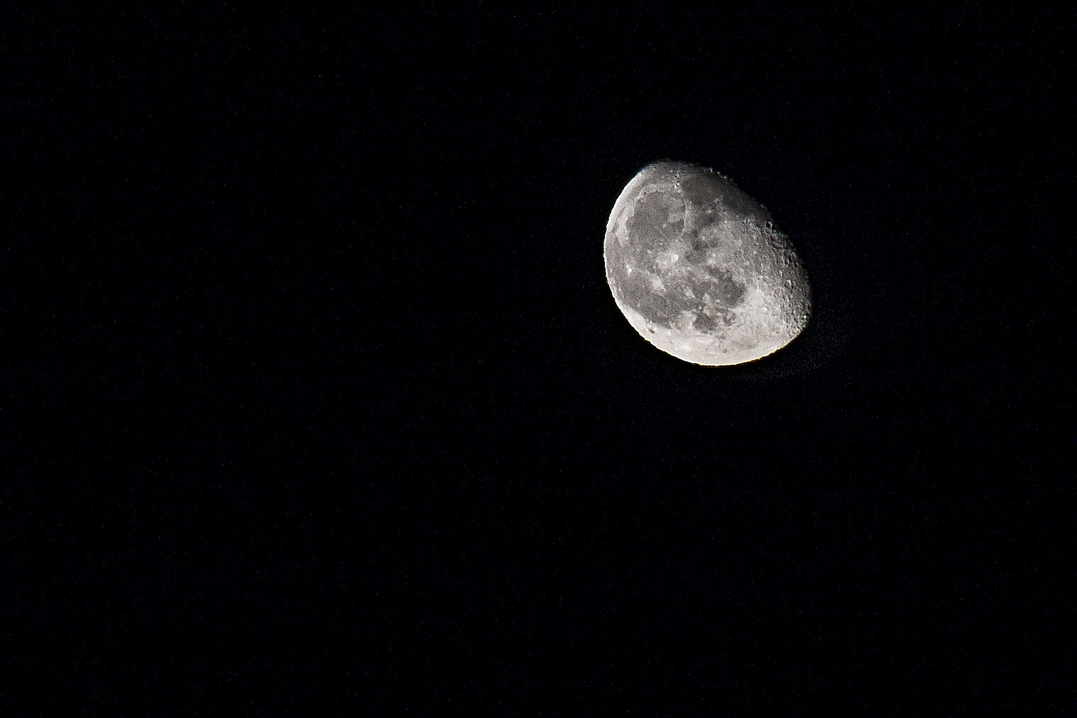 Canon EOS 1100D (EOS Rebel T3 / EOS Kiss X50) + Canon TS-E 90mm F2.8 Tilt-Shift sample photo. Winter moon photography