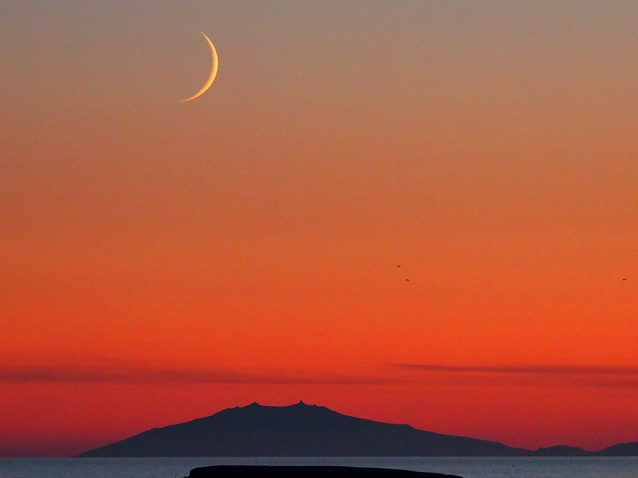 Olympus OM-D E-M5 + Olympus M.Zuiko Digital ED 40-150mm F2.8 Pro sample photo. Mountain and the moon. photography