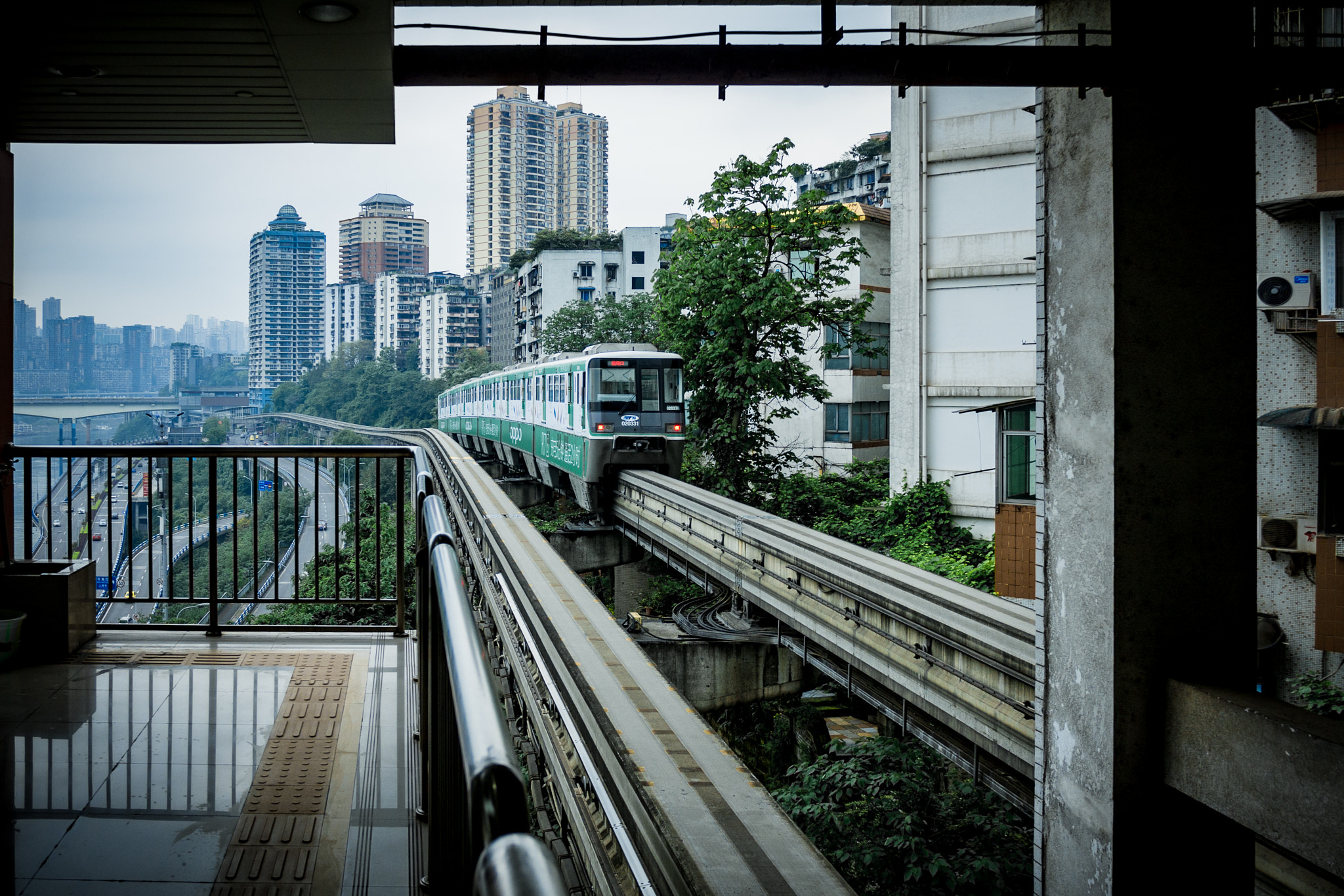 Panasonic Lumix DMC-GX7 + Panasonic Lumix G 14mm F2.5 ASPH sample photo. 李子坝的城市过山车 photography