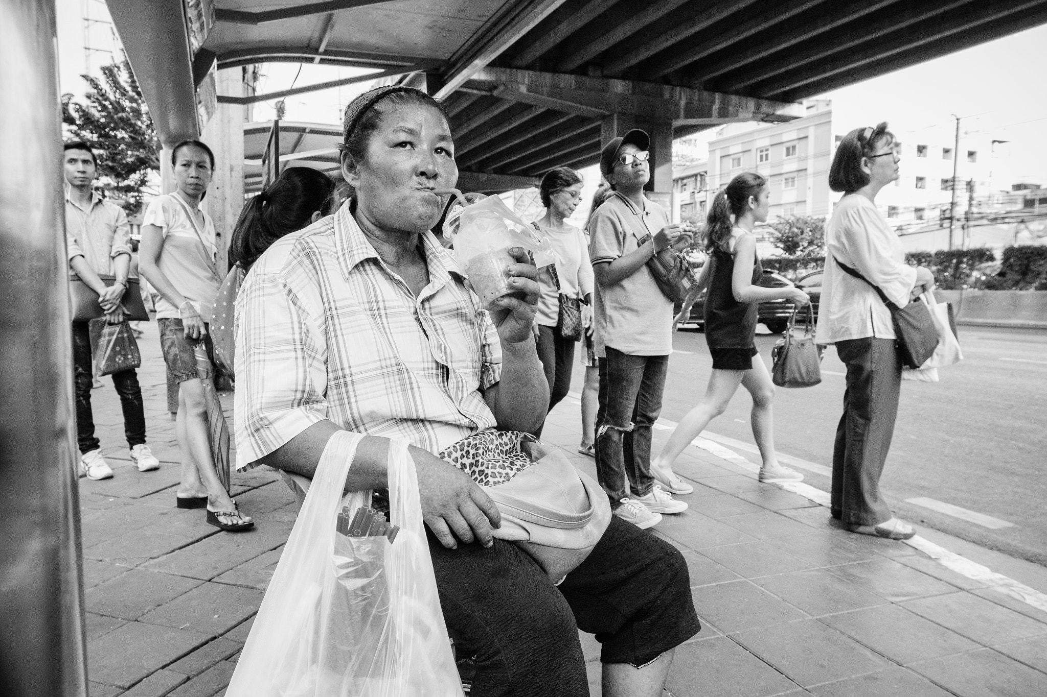 Canon EOS 700D (EOS Rebel T5i / EOS Kiss X7i) + Canon EF 16-35mm F2.8L USM sample photo. Waiting for a bus photography