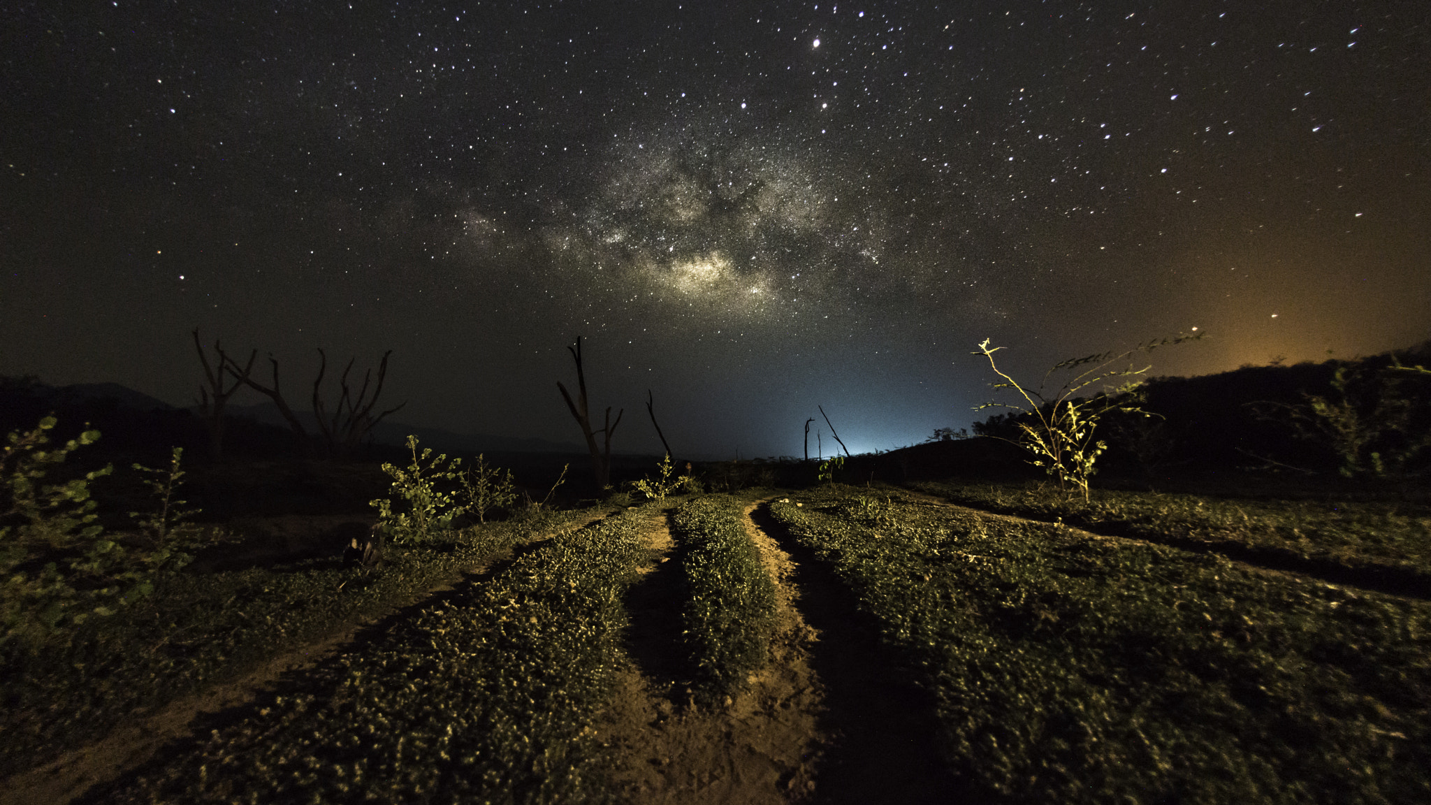 Nikon D800 + Nikon AF Fisheye-Nikkor 16mm F2.8D sample photo. The milky way rise over kaeng koh national park in summer photography