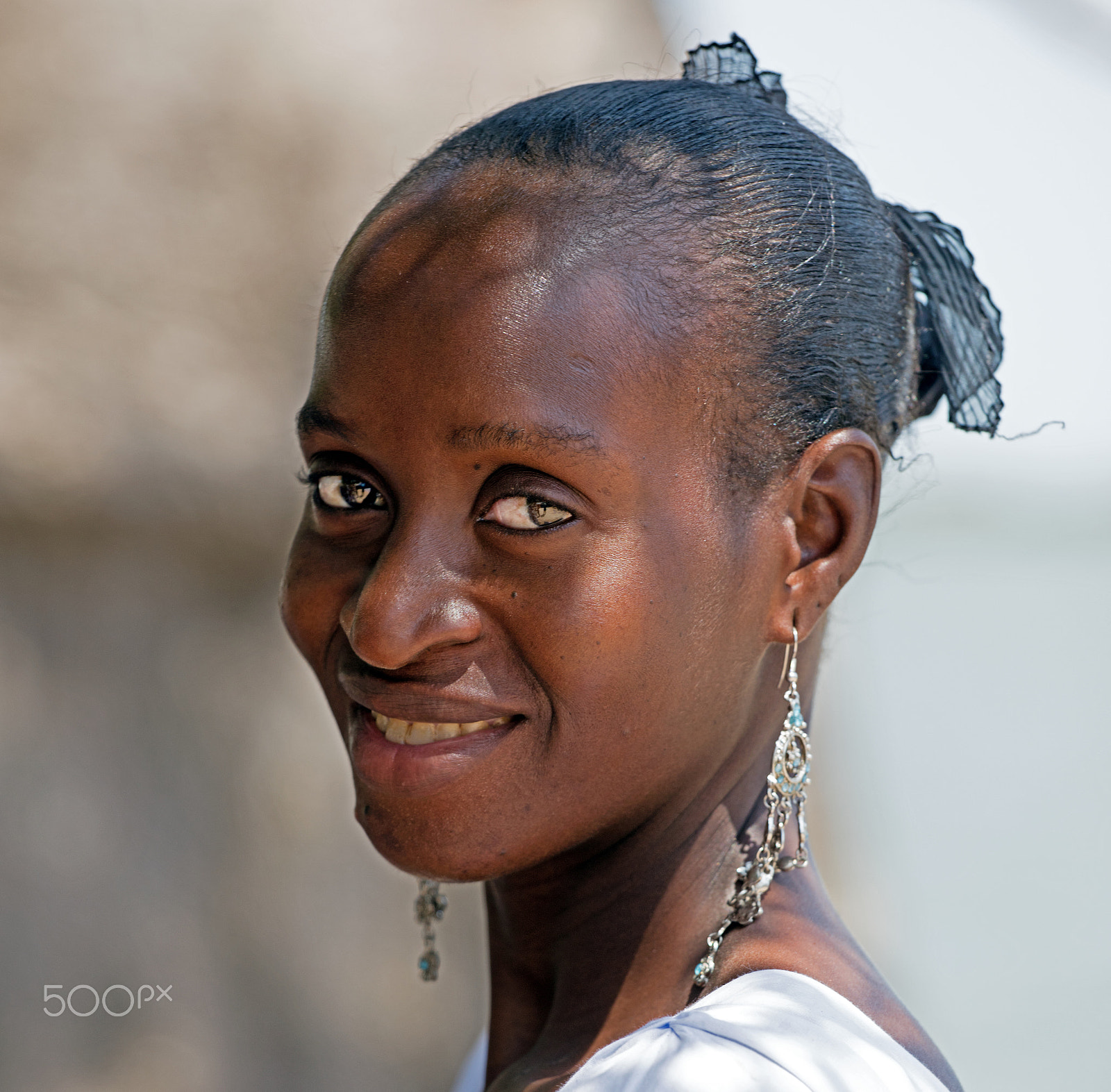 Canon EOS 5DS + Canon EF 70-200mm F4L USM sample photo. Girl long ear rings photography