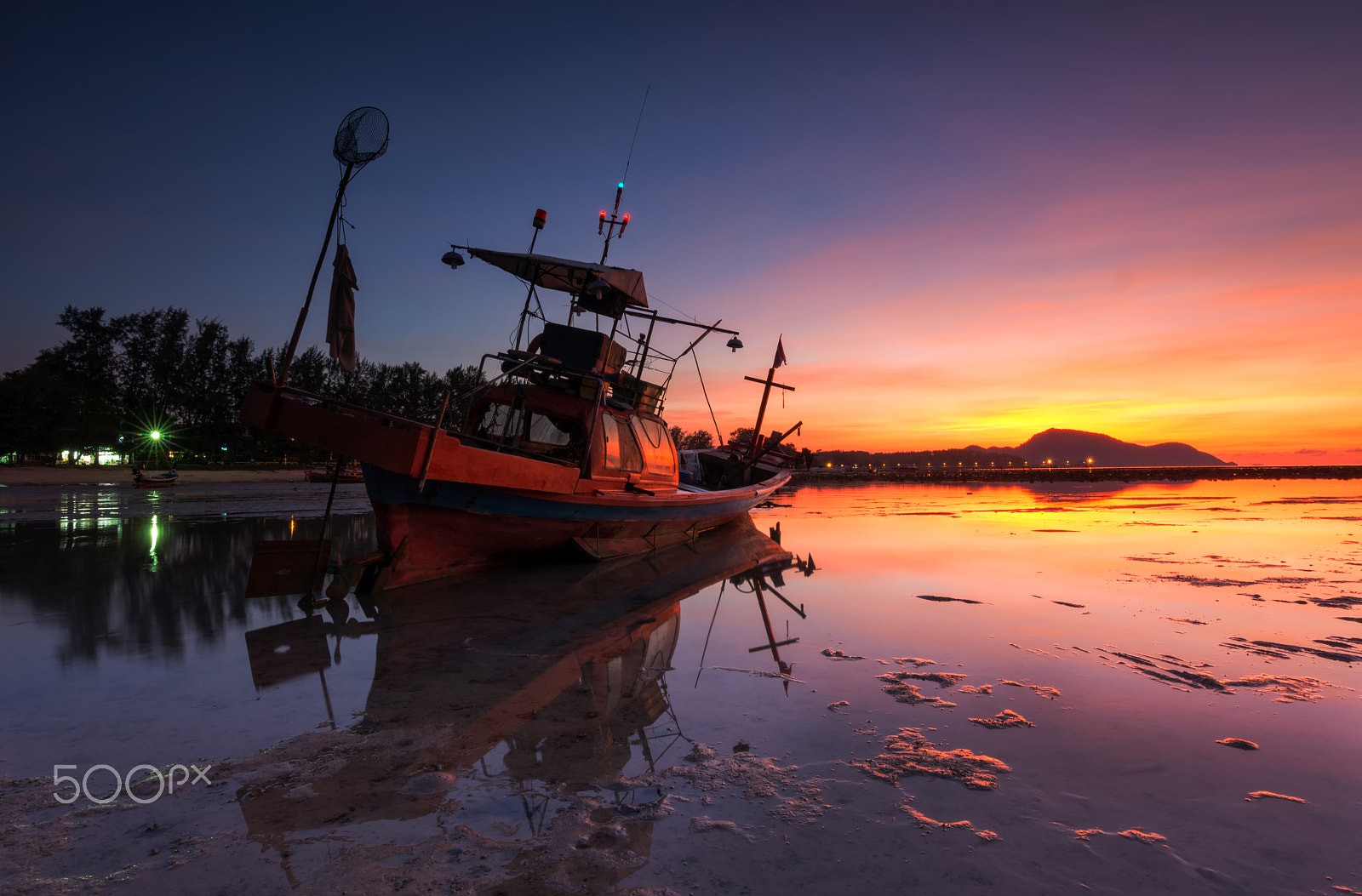 Nikon D5200 + Tokina AT-X 11-20 F2.8 PRO DX (AF 11-20mm f/2.8) sample photo. Good morning fishing boat with sunrise or sunset background photography