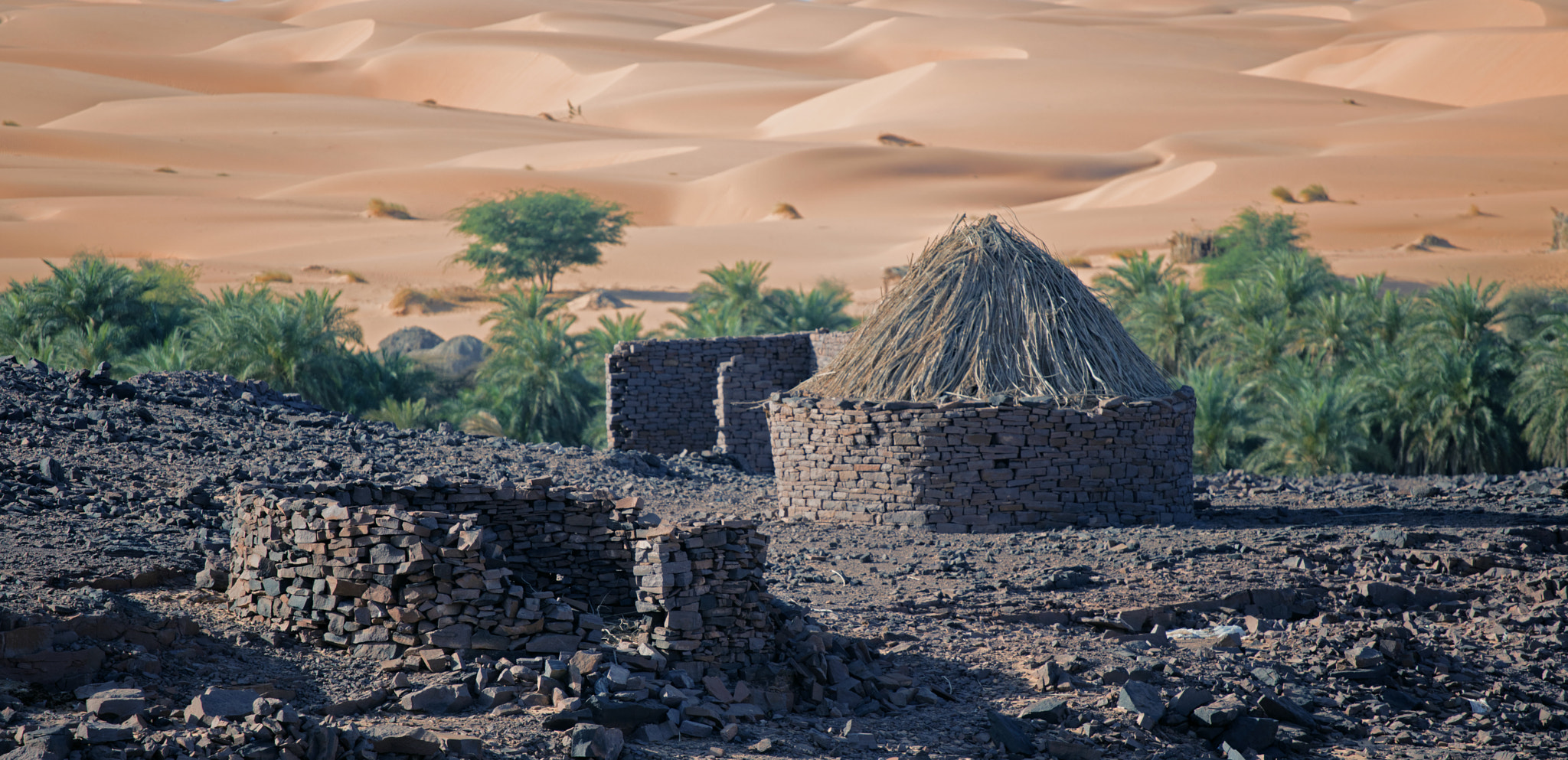 Canon EOS 5DS + Canon EF 70-200mm F4L USM sample photo. Round house in the dunes photography