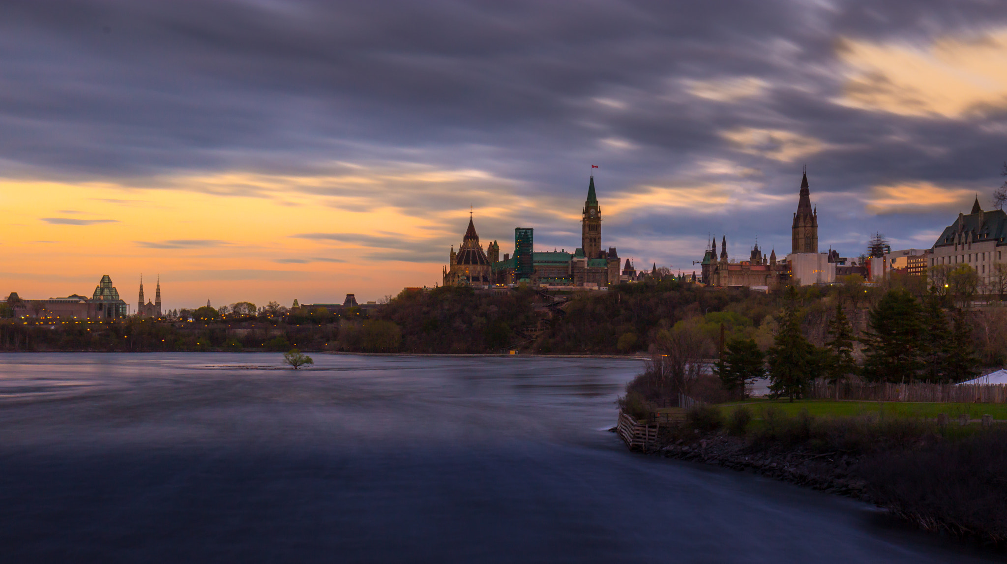 Canon EOS 600D (Rebel EOS T3i / EOS Kiss X5) + Canon EF 16-35mm F4L IS USM sample photo. Parliament hill sunset photography