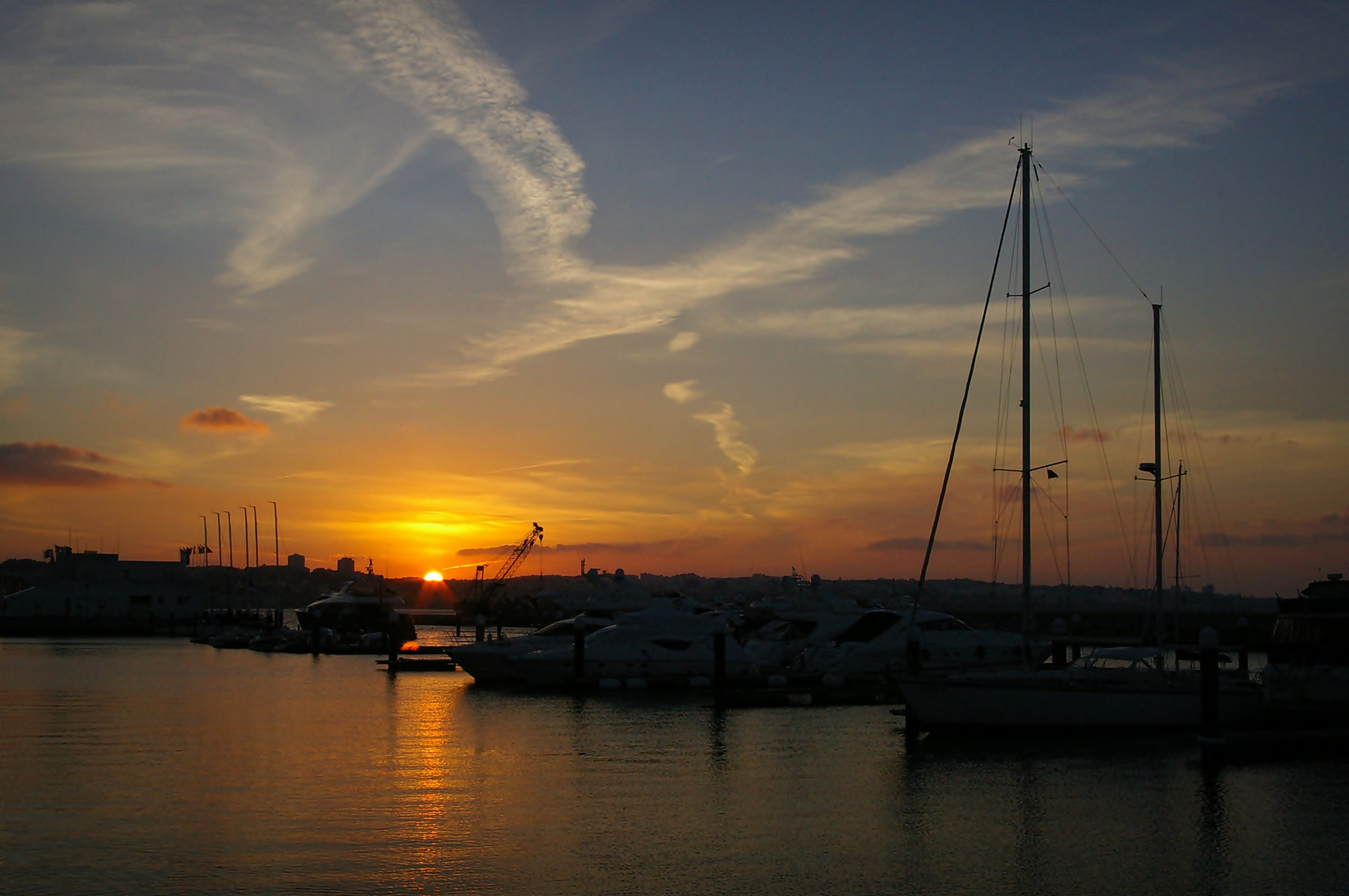 Pentax *ist DS + Pentax smc DA 18-55mm F3.5-5.6 AL sample photo. Sunrise in cascais photography