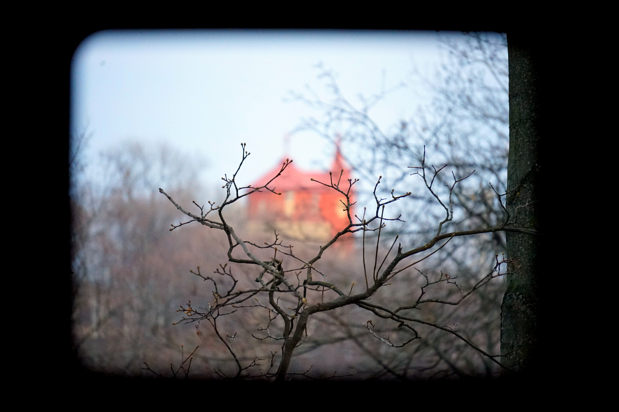 Sony E 55-210mm F4.5-6.3 OSS sample photo. Red house photography