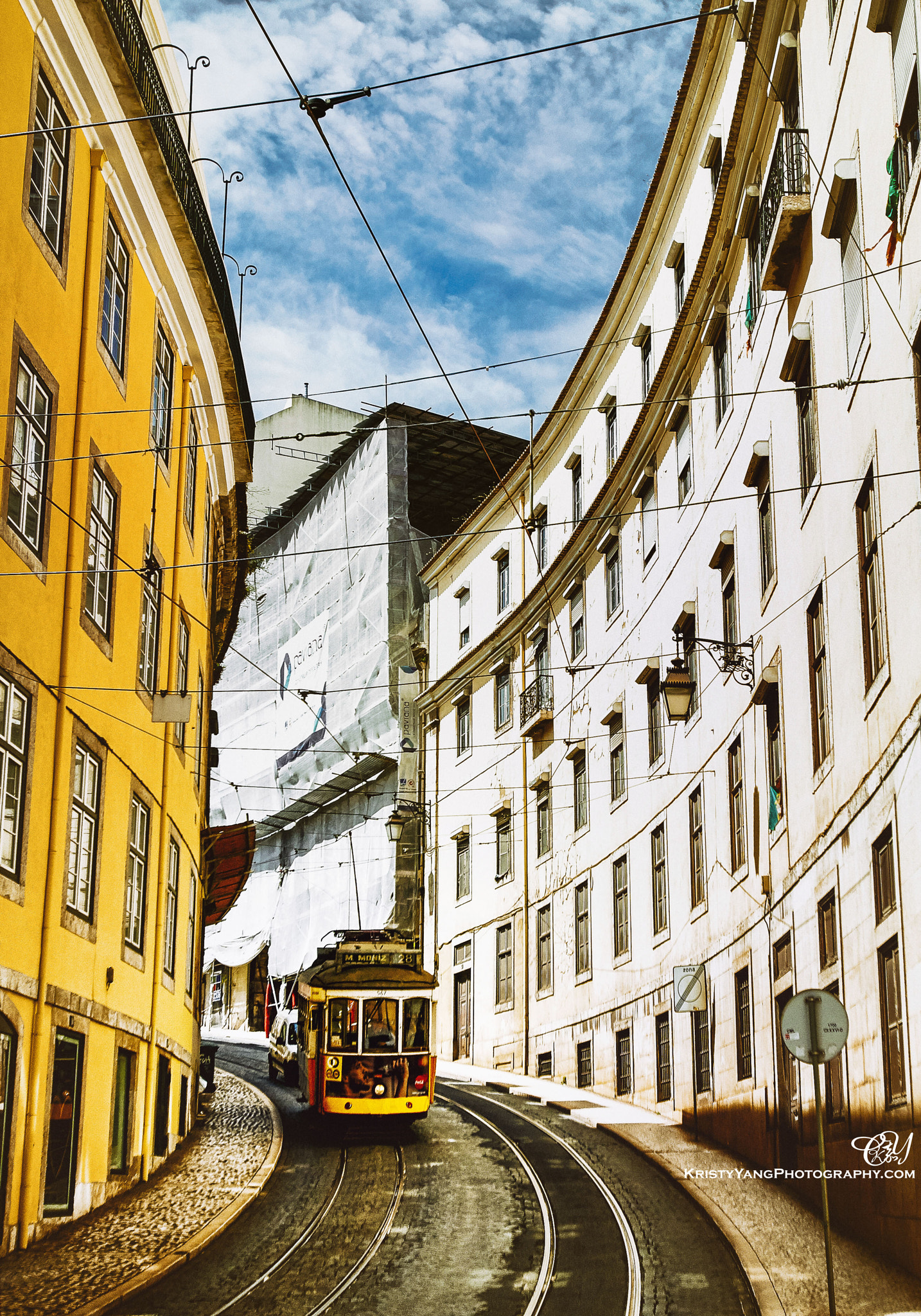 Canon EOS 5D Mark II + Canon EF 16-35mm F2.8L USM sample photo. Curve in lisbon photography