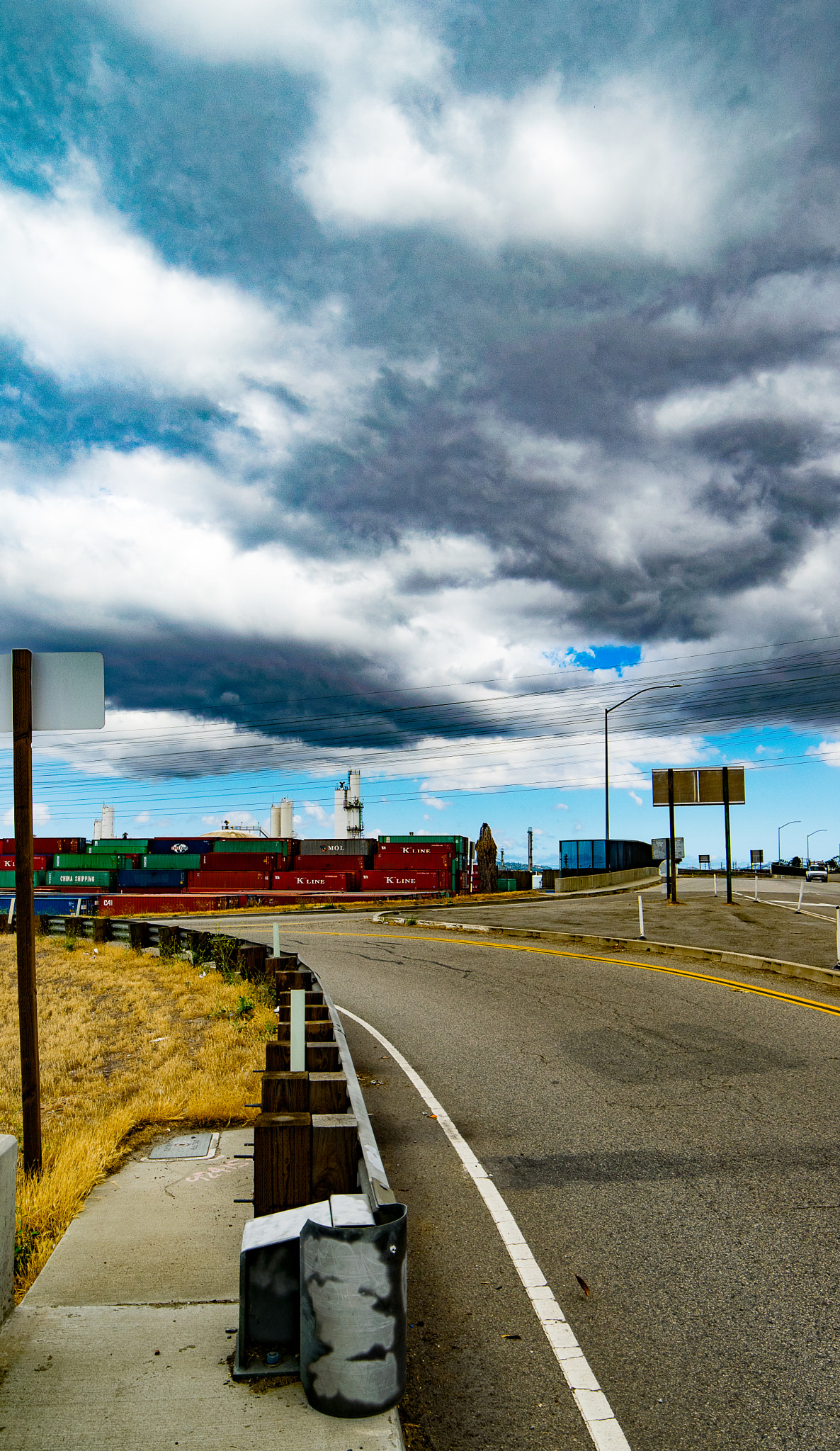 Samyang 14mm F2.8 ED AS IF UMC sample photo. Containers and clouds photography