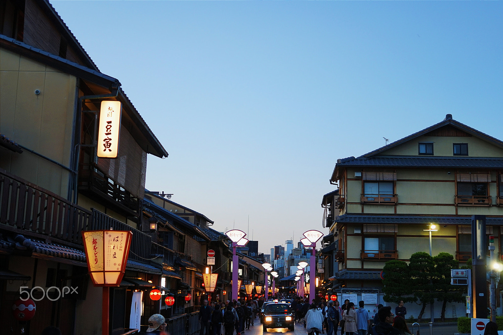 Sony Alpha a5000 (ILCE 5000) + Sigma 30mm F2.8 EX DN sample photo. Gion district photography