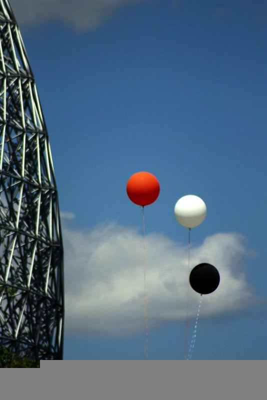 Canon EF 75-300mm f/4-5.6 USM sample photo. Globos .jpg photography
