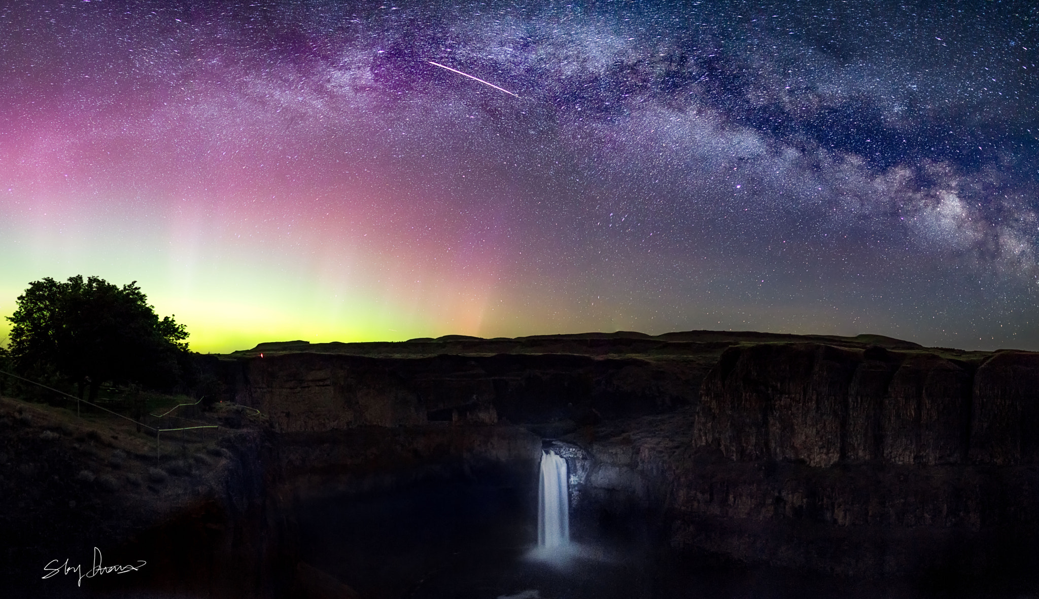 Canon EF 24mm F1.4L II USM sample photo. The fall under aurora and milky way photography