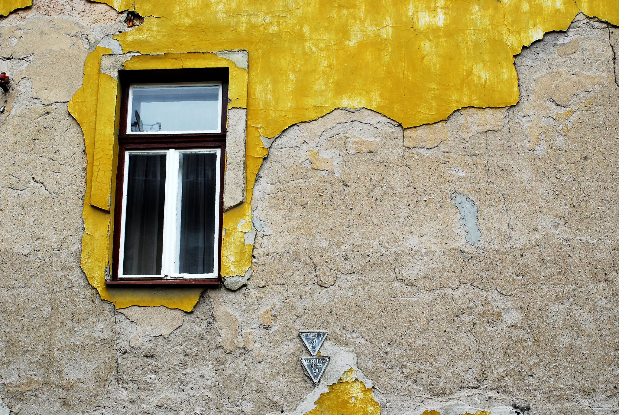 Nikon D200 sample photo. Sarajevo window yellow photography