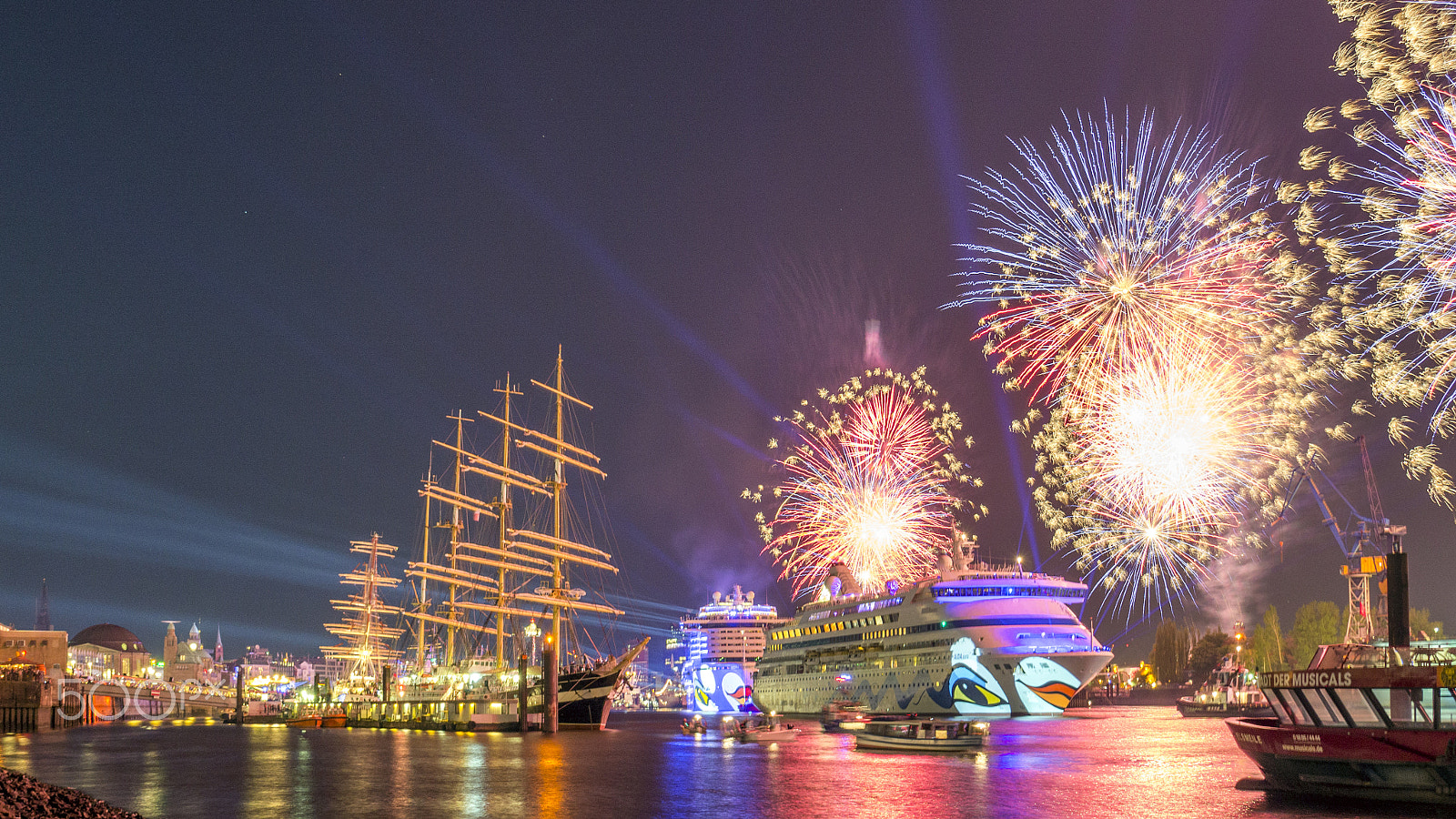 Panasonic Lumix DMC-GH3 sample photo. Aida feuerwerk zum 827. hamburger hafengeburtstag photography