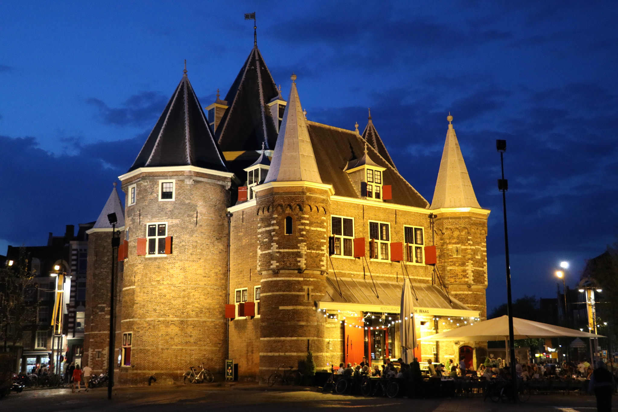 Canon EF-S 18-135mm F3.5-5.6 IS USM sample photo. Restaurant - café in de waag amsterdam photography
