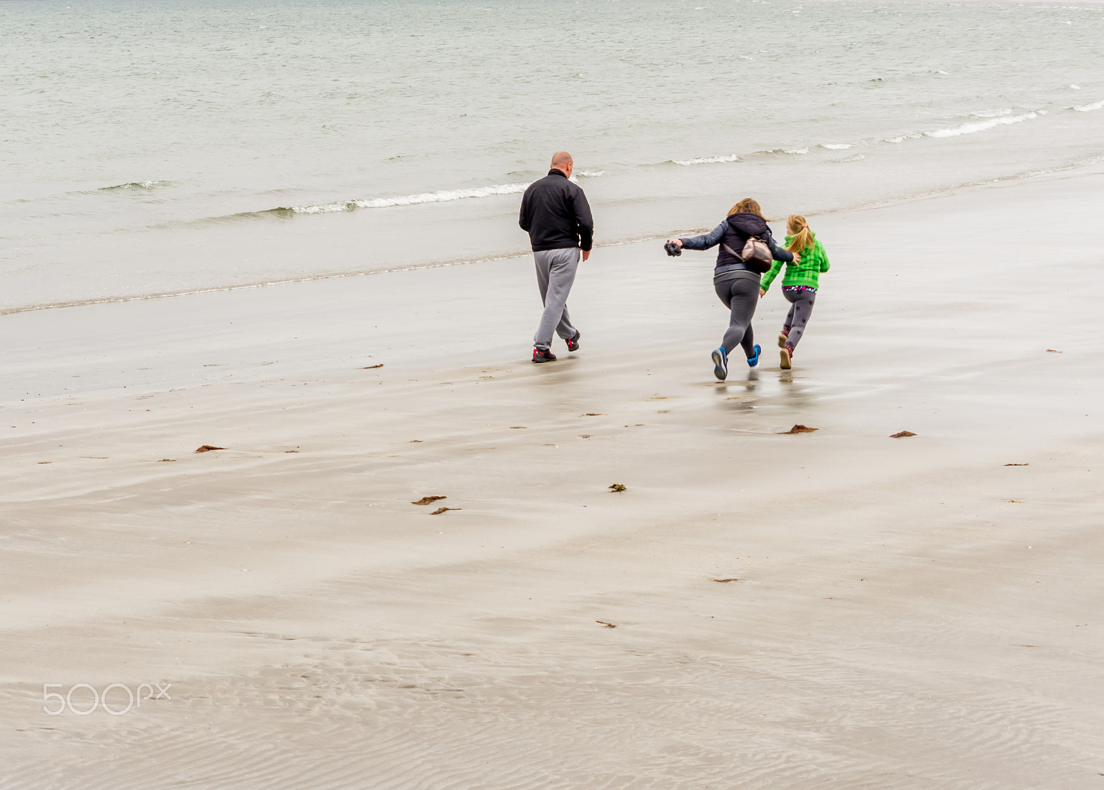 Pentax K-5 sample photo. Family weekend walk on the beach photography