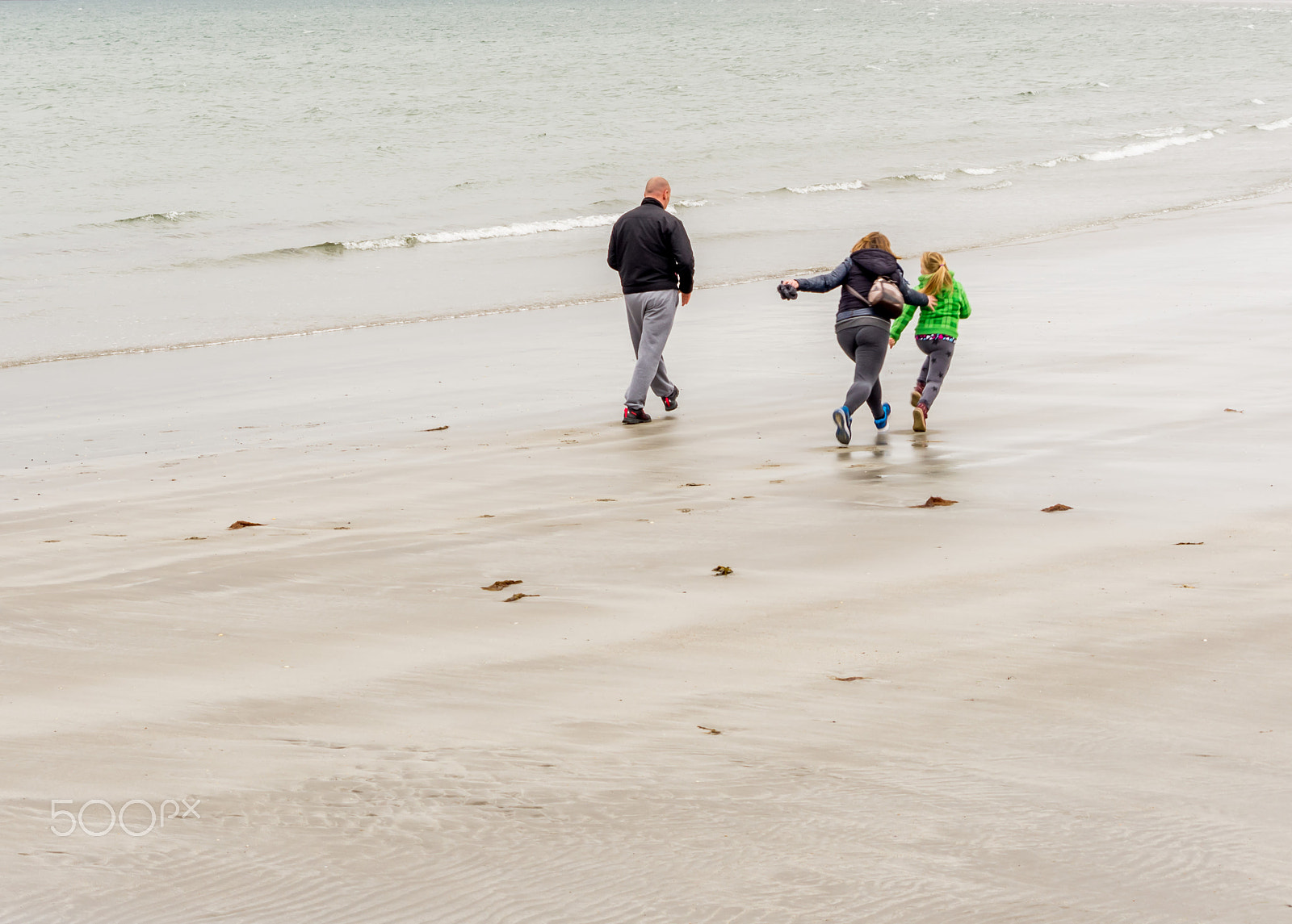 smc PENTAX-DA L 55-300mm F4-5.8 ED sample photo. Family weekend walk on the beach photography
