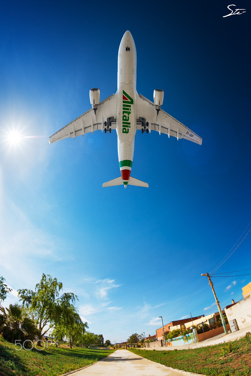 Nikon D810 + Nikon AF Fisheye-Nikkor 16mm F2.8D sample photo. Alitalia a330-200 landing liee rwy 14 photography