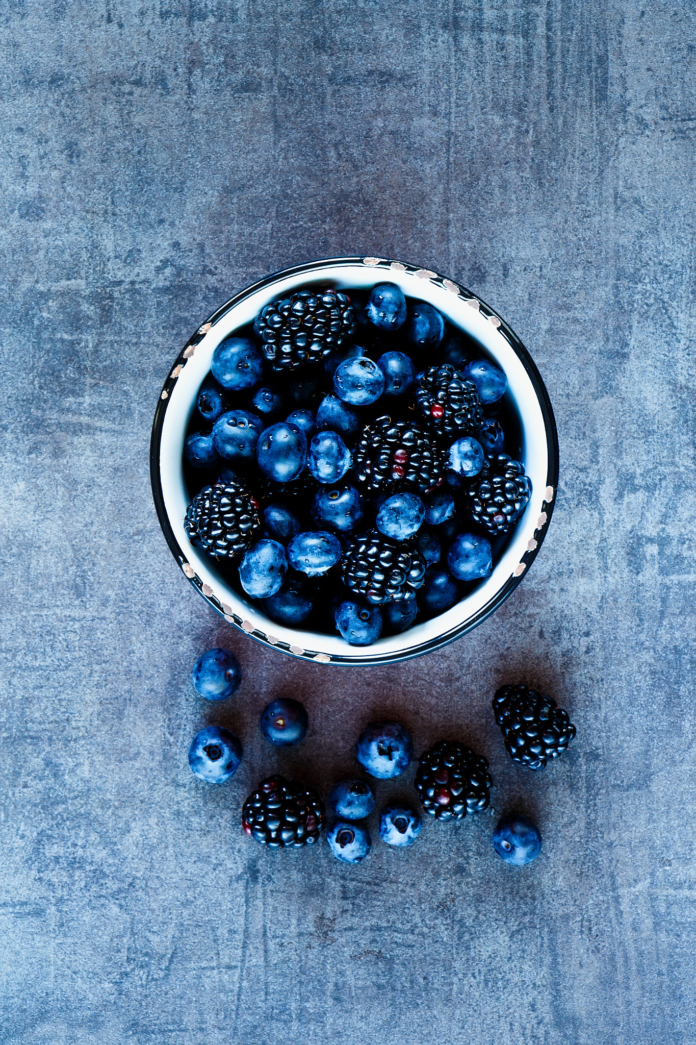 Canon EF-S 18-135mm F3.5-5.6 IS STM sample photo. Fresh dark berries photography