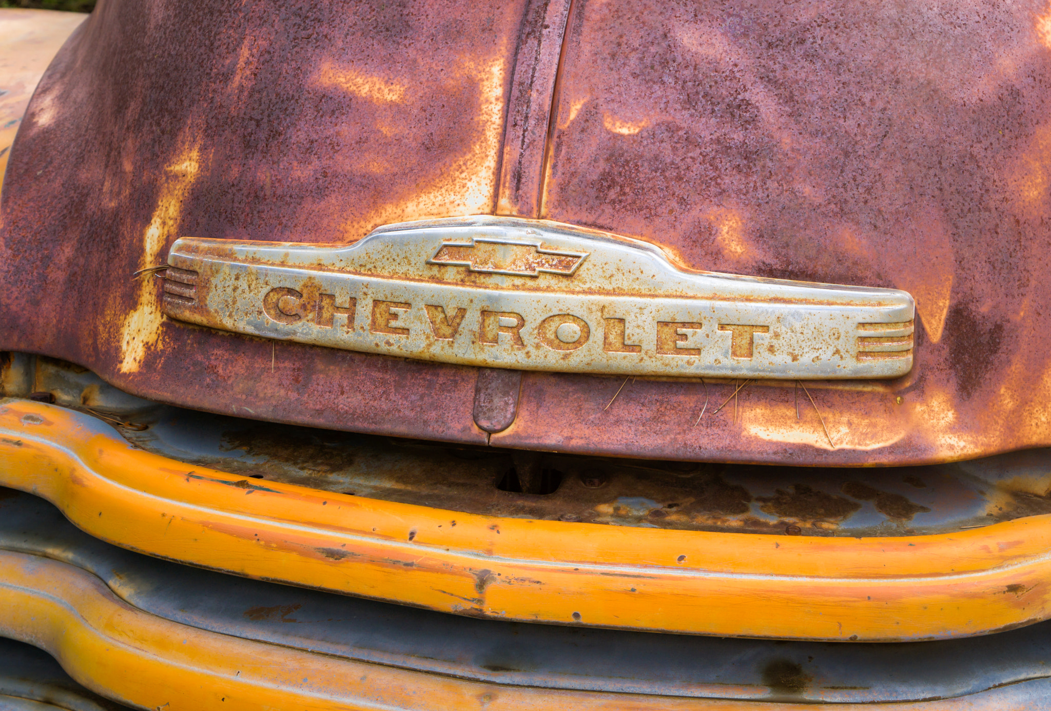 Sony a6300 + Canon EF 24-105mm F4L IS USM sample photo. Aged and rusty chevrolet truck grille photography