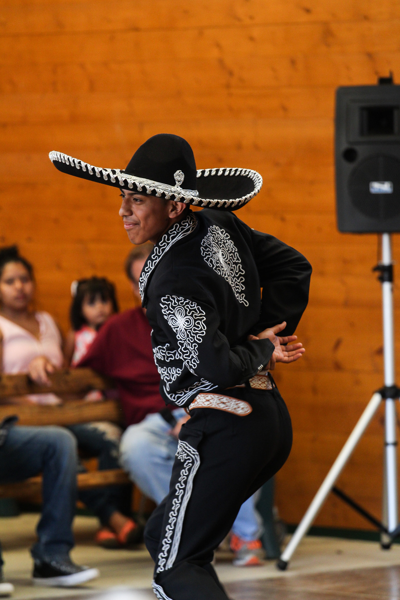 Canon EOS 700D (EOS Rebel T5i / EOS Kiss X7i) + Canon EF 70-200mm F4L USM sample photo. Country dance  photography