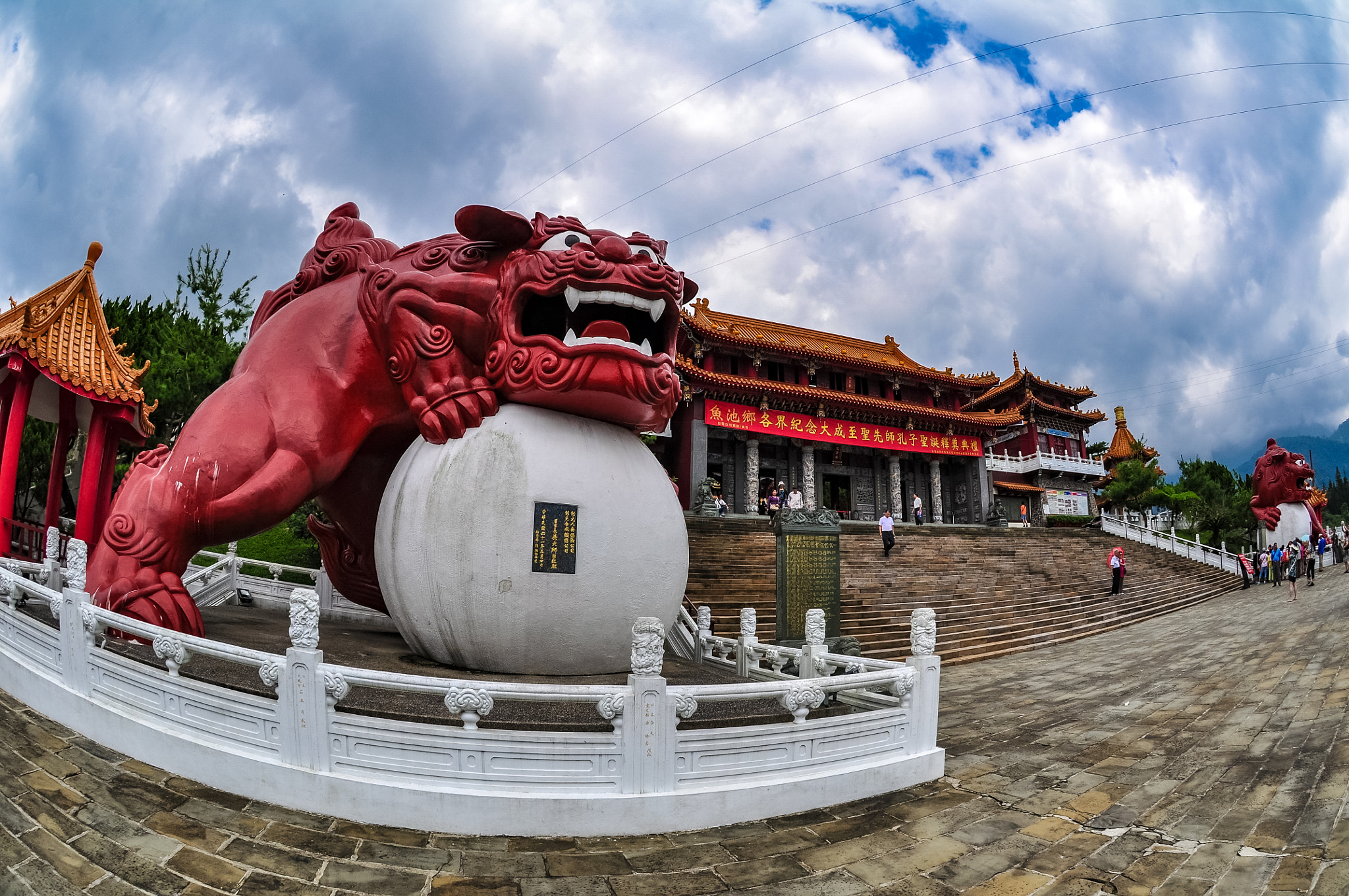 Nikon AF DX Fisheye-Nikkor 10.5mm F2.8G ED sample photo. Red lion photography