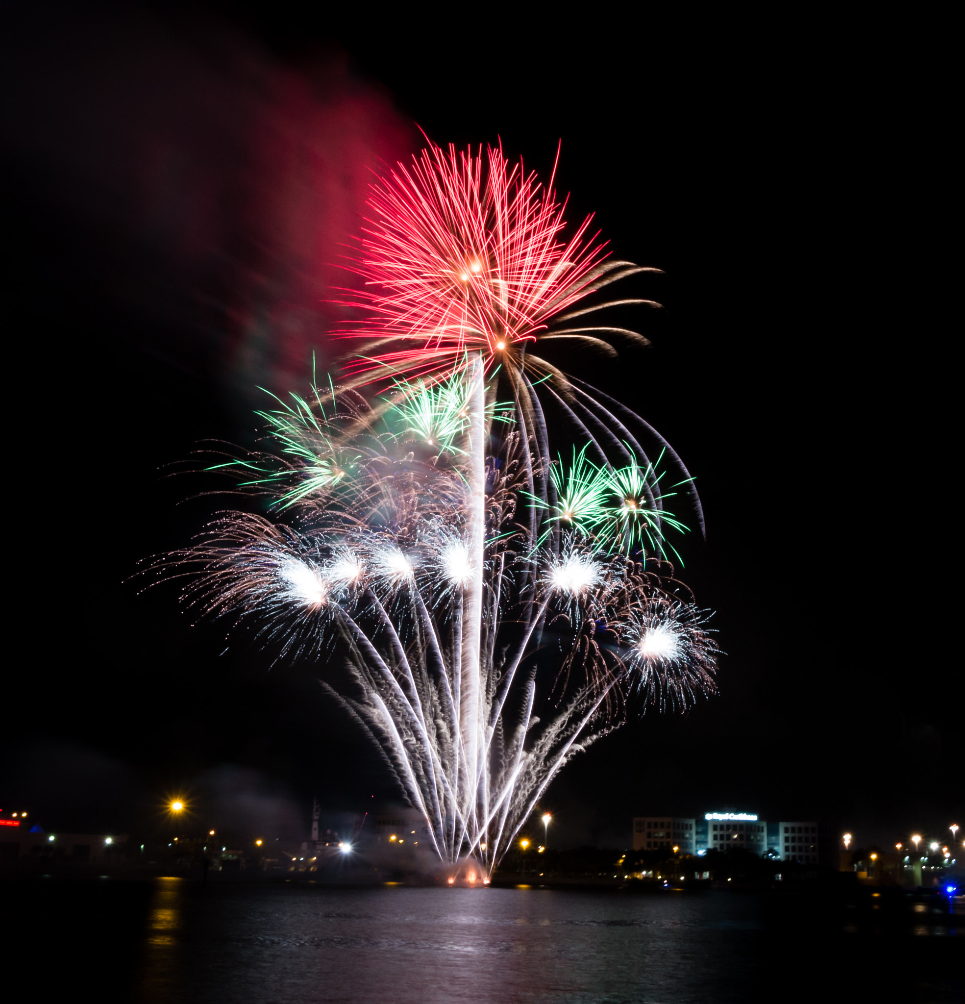 Canon EF-S 10-18mm F4.5–5.6 IS STM sample photo. Fireworks. photography