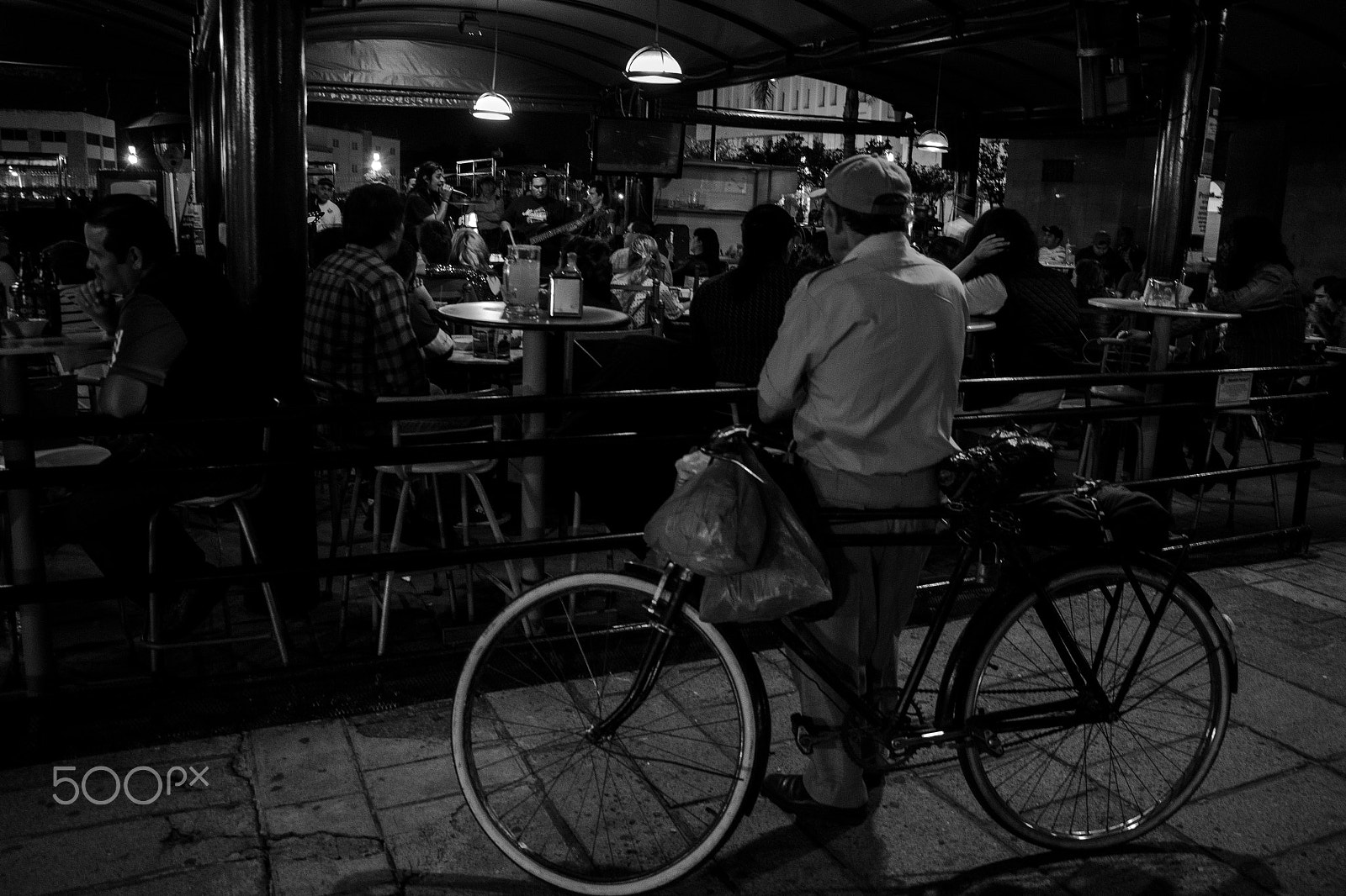 Canon EF-S 18-135mm F3.5-5.6 IS STM sample photo. Ser humano, bicicleta y la música - karlos mendoza photography