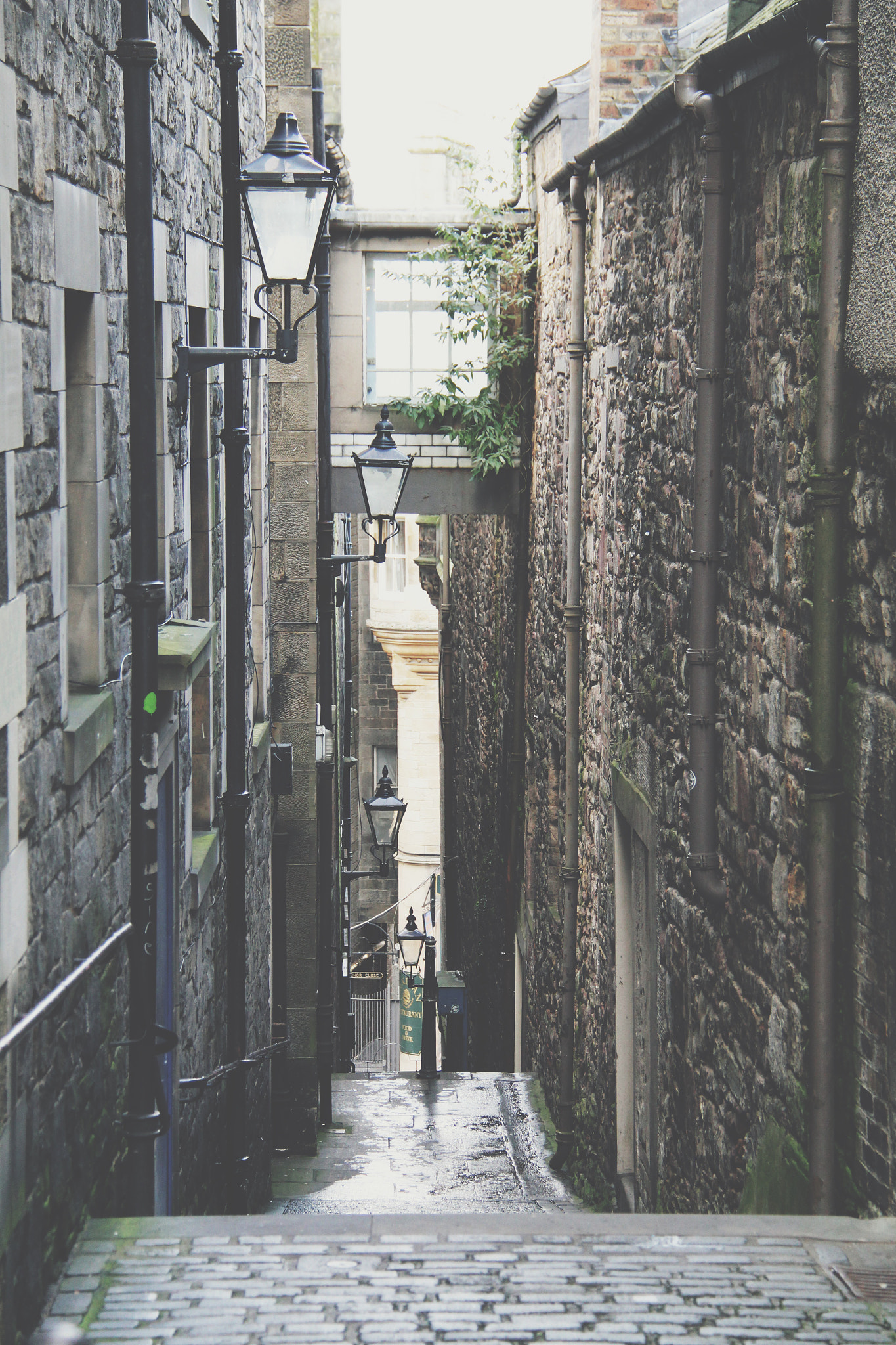 Canon EOS 550D (EOS Rebel T2i / EOS Kiss X4) sample photo. Edinburgh streets. photography