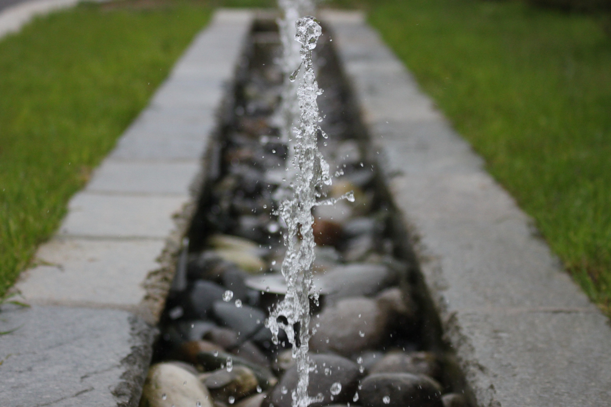 Canon EOS 500D (EOS Rebel T1i / EOS Kiss X3) + Canon EF 70-210mm f/4 sample photo. Water through stones photography