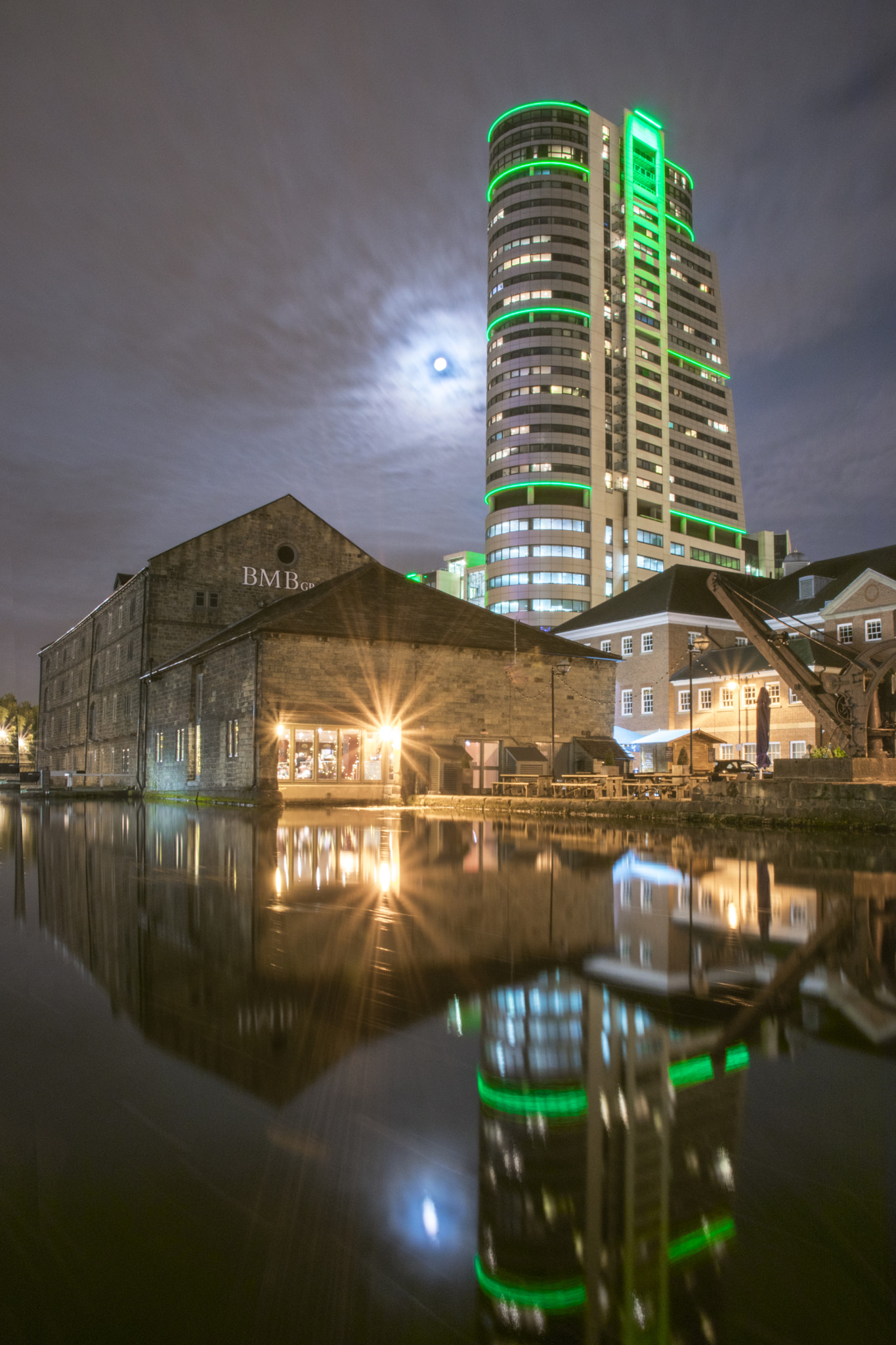 Nikon D3300 + Sigma 17-70mm F2.8-4 DC Macro OS HSM | C sample photo. Leeds at night photography