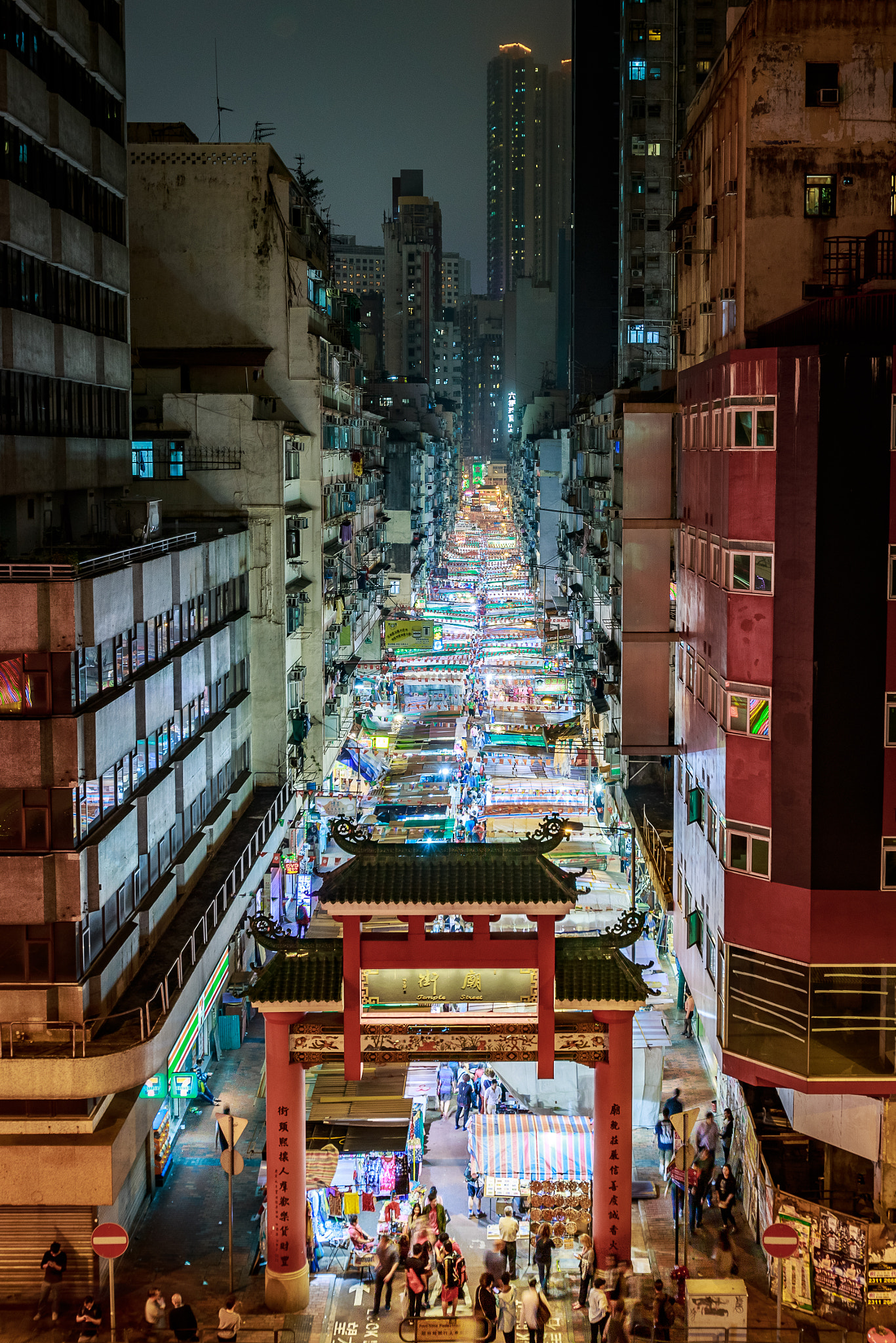 Canon EOS 6D + Canon EF 16-35mm F2.8L USM sample photo. Temple street market photography