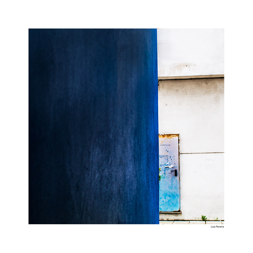 Olympus OM-D E-M5 + Sigma 30mm F2.8 EX DN sample photo. De blancos, de azules... de paredes y puertas... photography