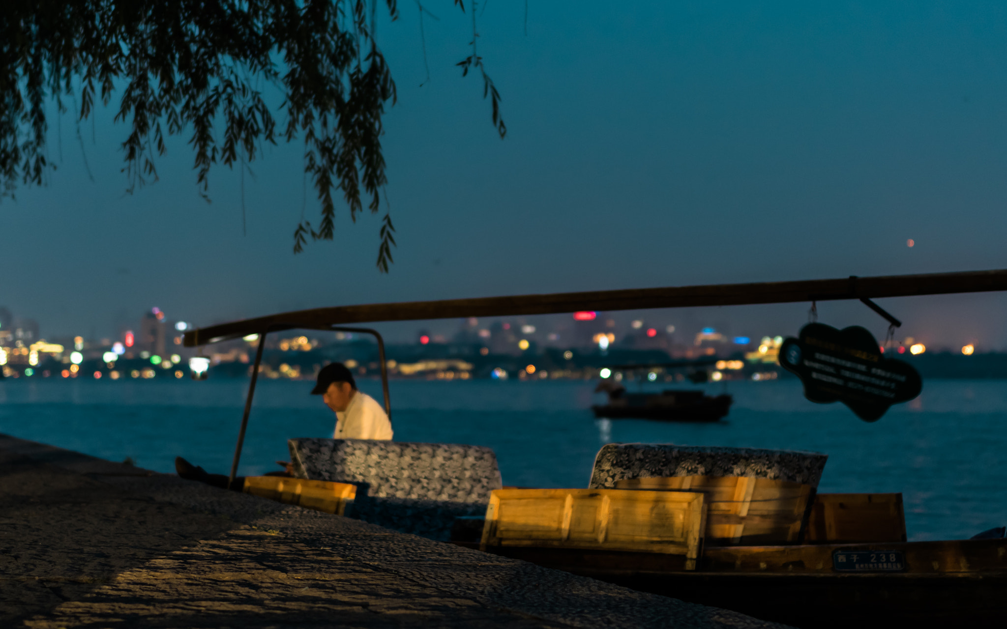 Nikon D5300 + Sigma 35mm F1.4 DG HSM Art sample photo. Waiting for the traveller photography