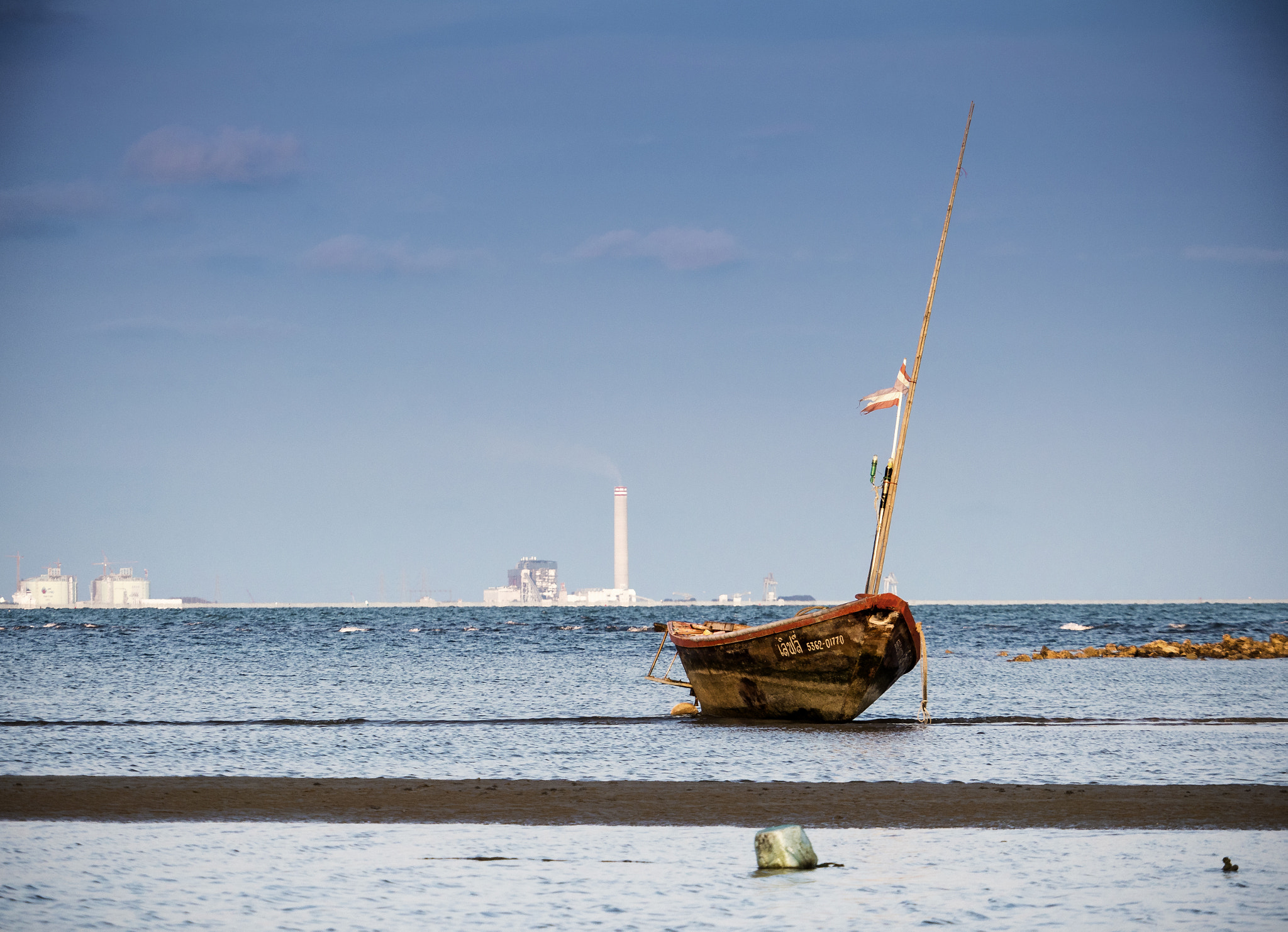 Panasonic Lumix DMC-GX8 sample photo. Boat on the beach 2 photography