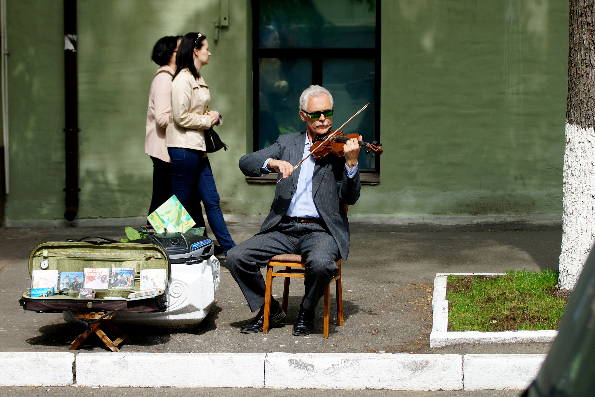 Sony Alpha NEX-6 + Tamron SP 70-300mm F4-5.6 Di USD sample photo. Street violinist photography