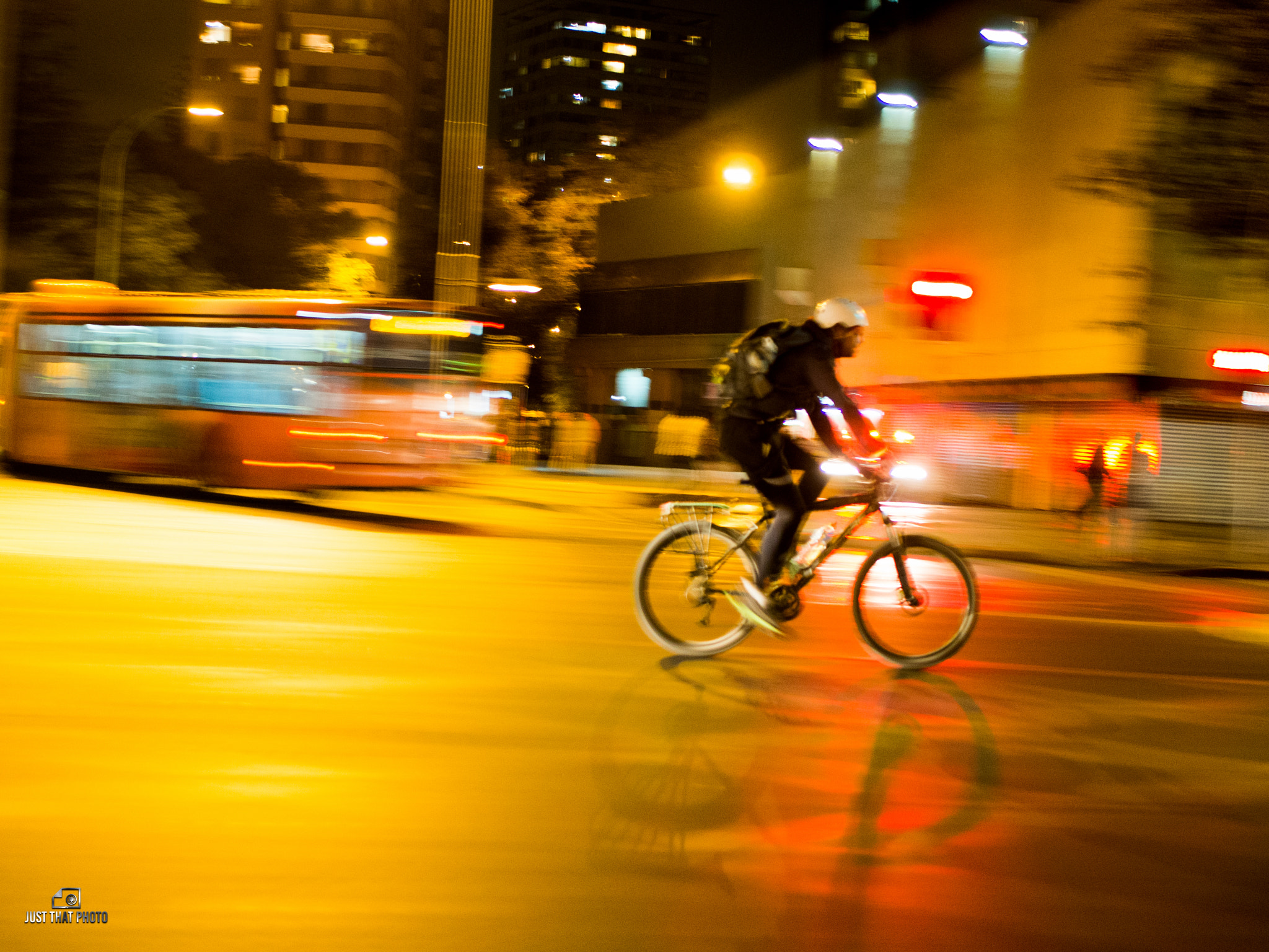 Olympus OM-D E-M5 + LUMIX G 25/F1.7 sample photo. Santiago in motion photography