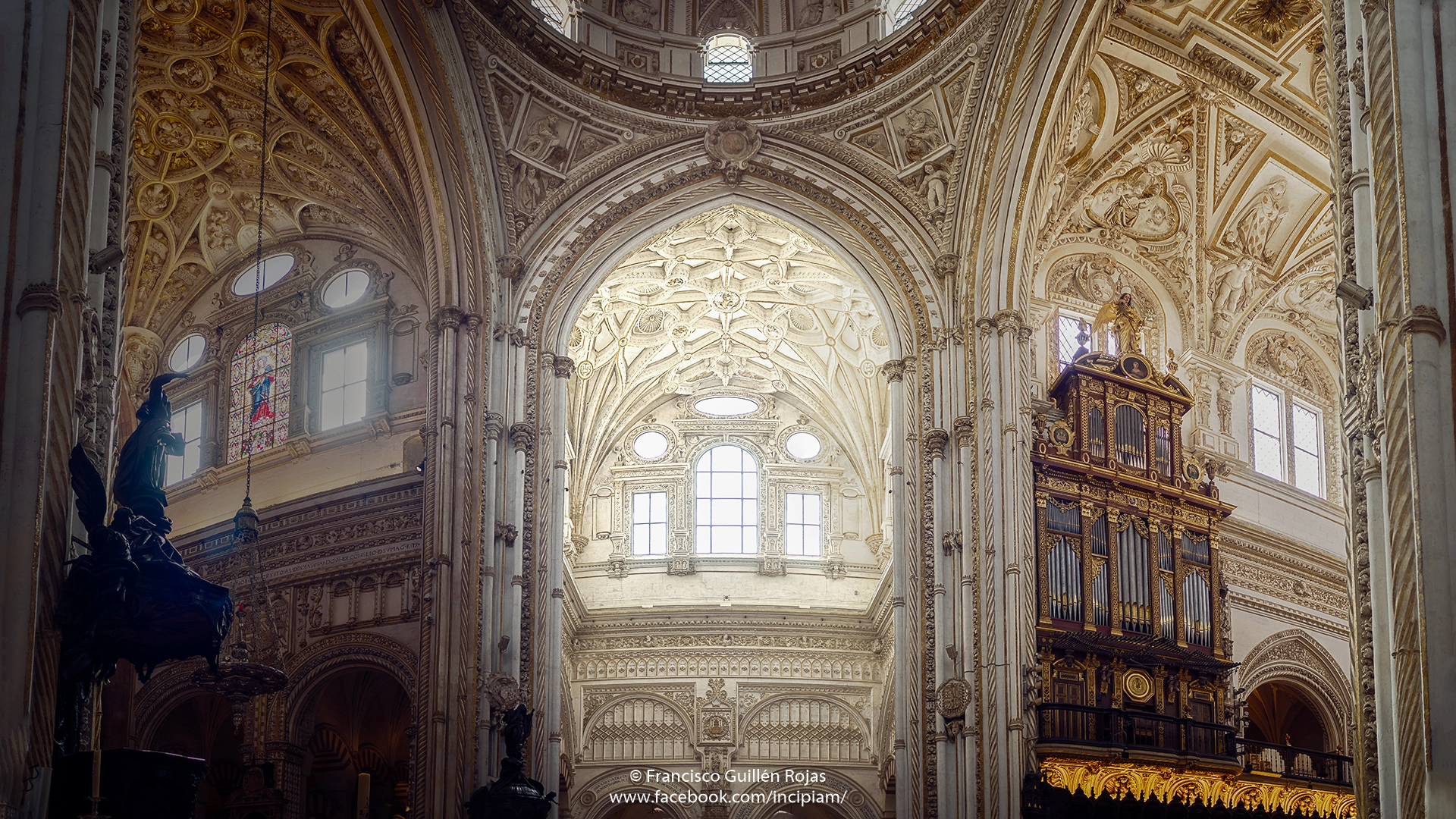 Olympus OM-D E-M5 II + Olympus M.Zuiko Digital 17mm F1.8 sample photo. Interior mezquita-catedral córdoba, spain photography